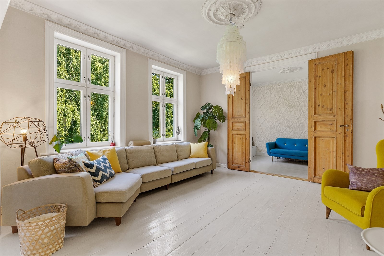 Elegant to-fløyet dør skiller leilighetens to stuer. Legg merke til takhøyden på 2,8m Galleribilde