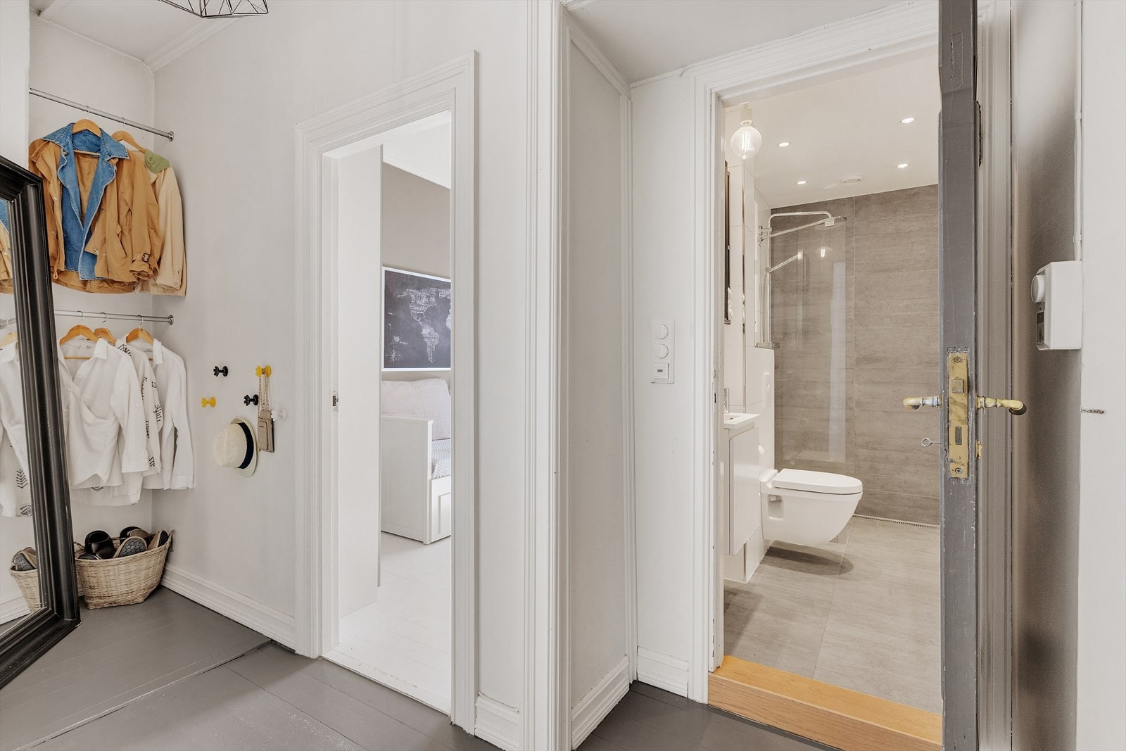 Fra entrèen er det adkomst til ett av soveromene, stuen og badet. Fra stuen er det videre adkomst til de øvrige rommene Galleribilde