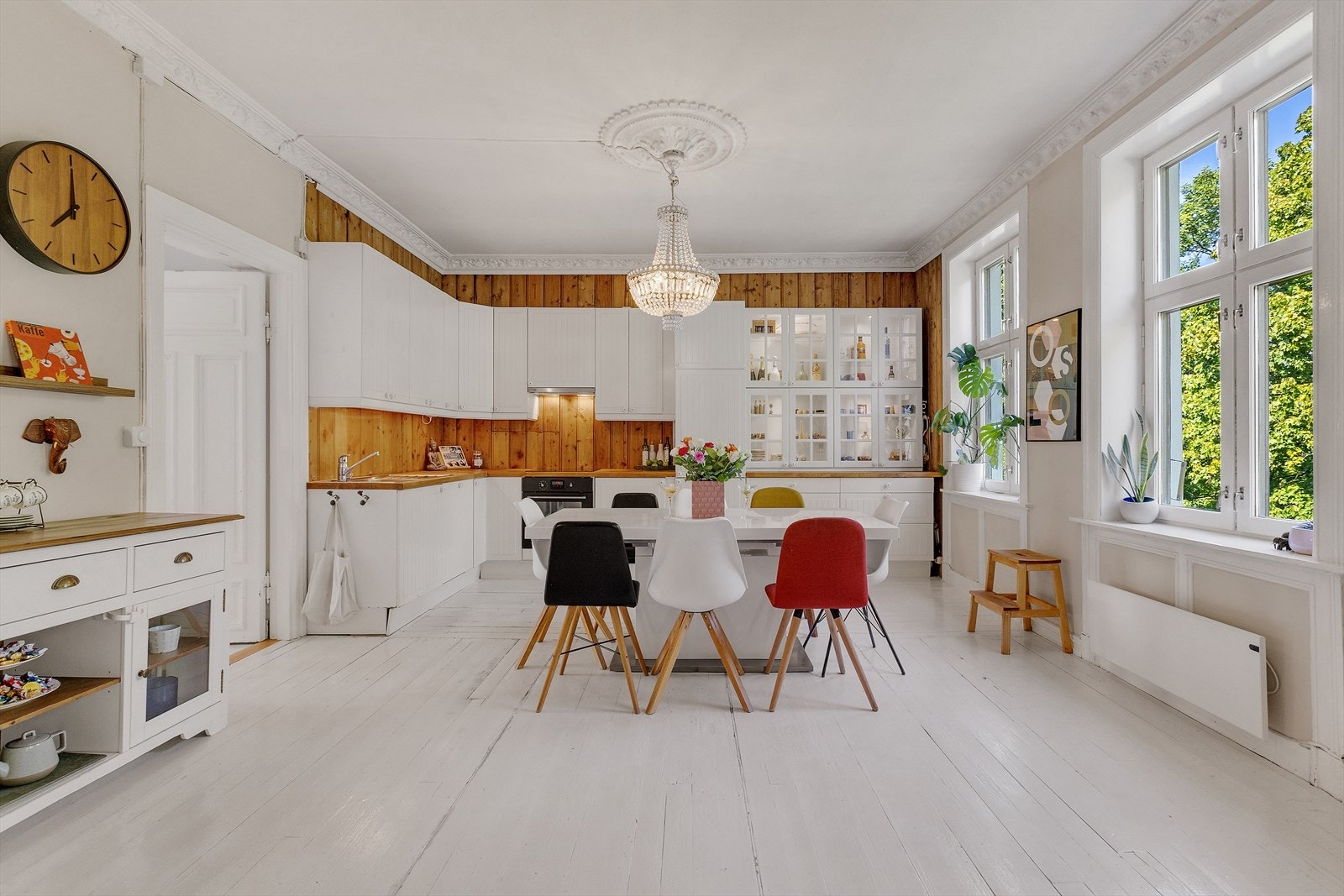 Spisesonen byr på store vinduer som slipper inn rikelig med naturlig lys, og elegant stukkatur som tilfører rommet en tidløs eleganse. Perfekt for både hverdagsmåltider og selskapeligheter. Galleribilde