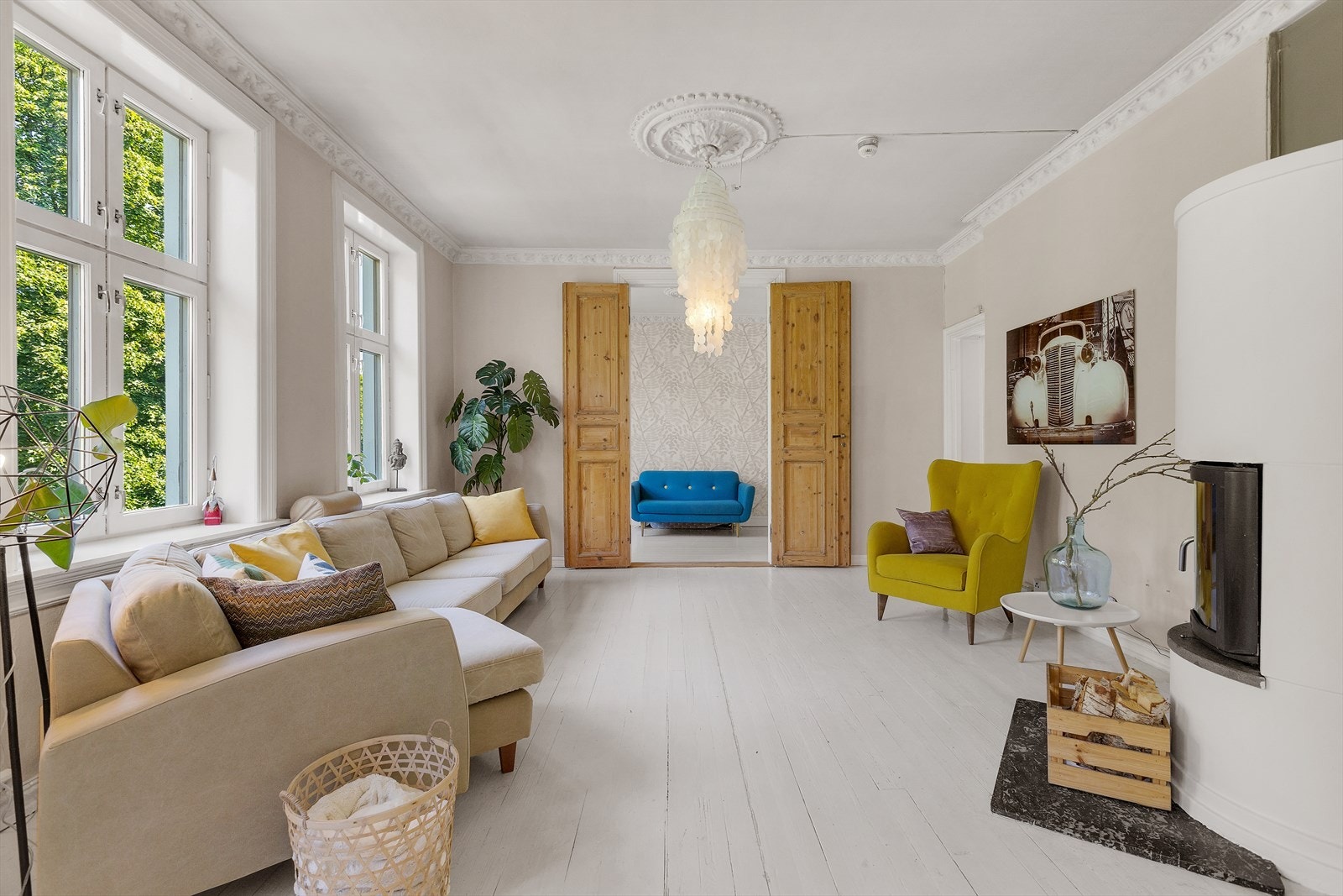 Elegant og stilfull stue med klassiske elementer som stukkatur og rosett Galleribilde