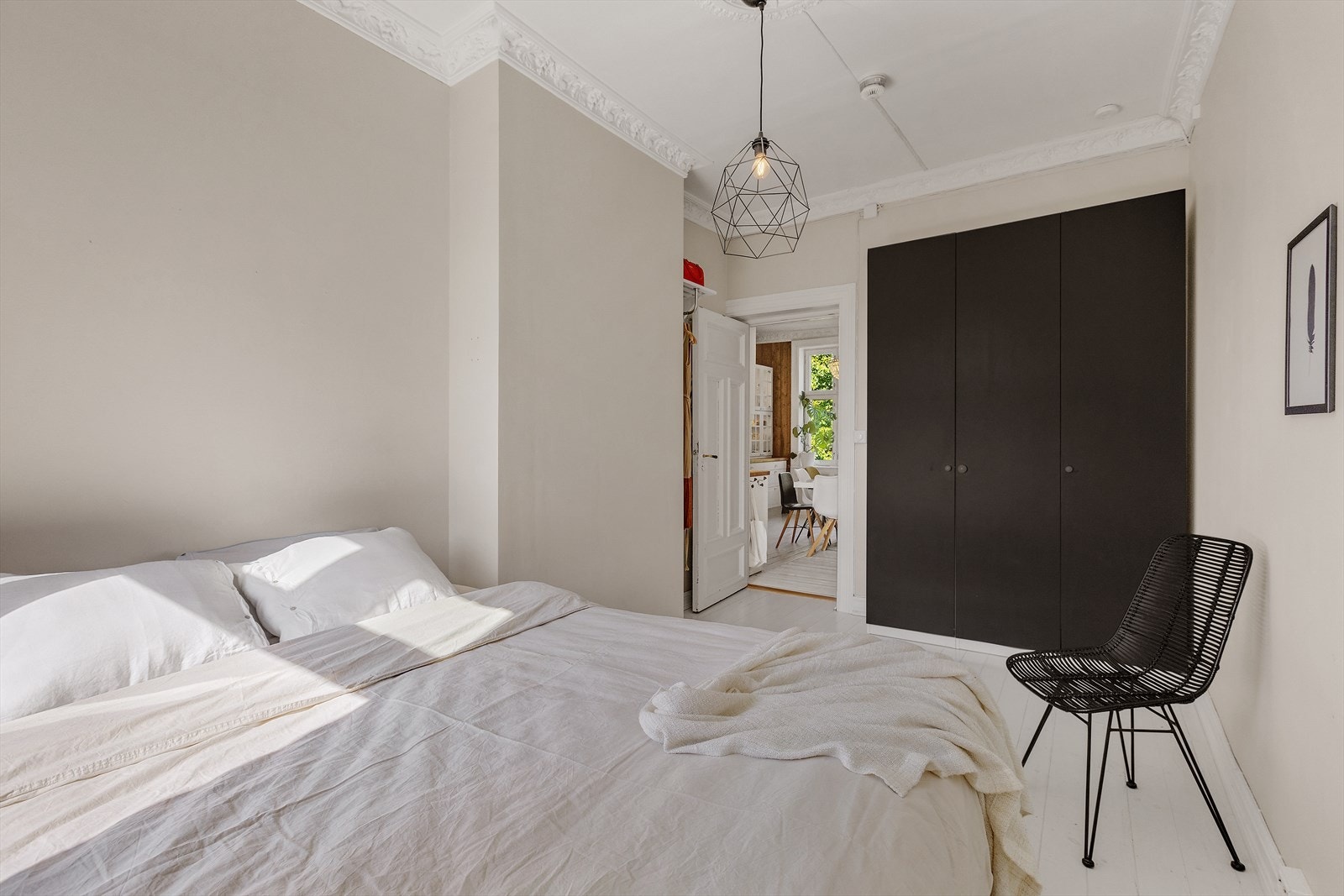 Soverommet har god plass til garderobeskap og dobbeltseng Galleribilde