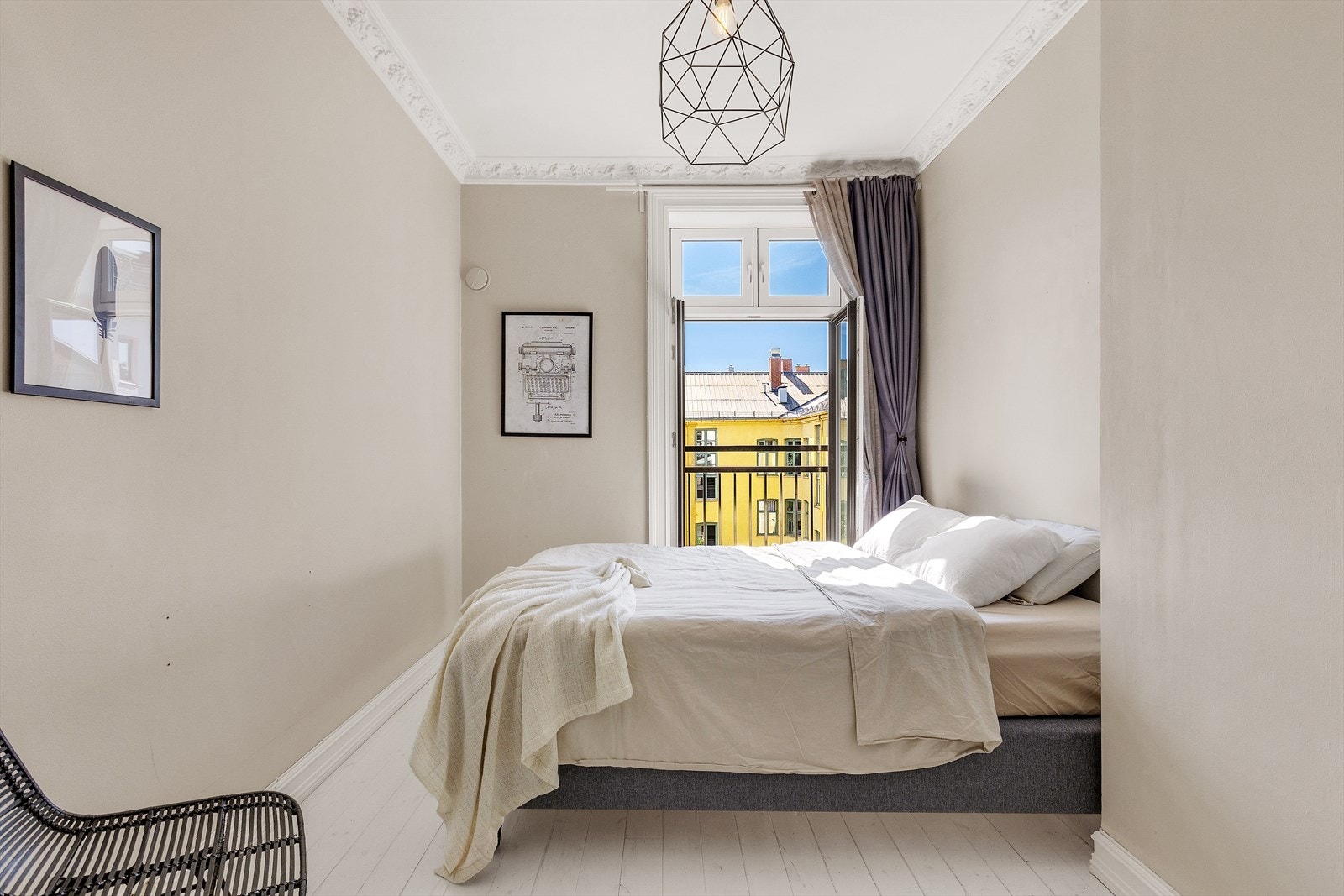 Luftig og romslig soverom i tilknytning til kjøkkenet med utgang til fransk balkong Galleribilde