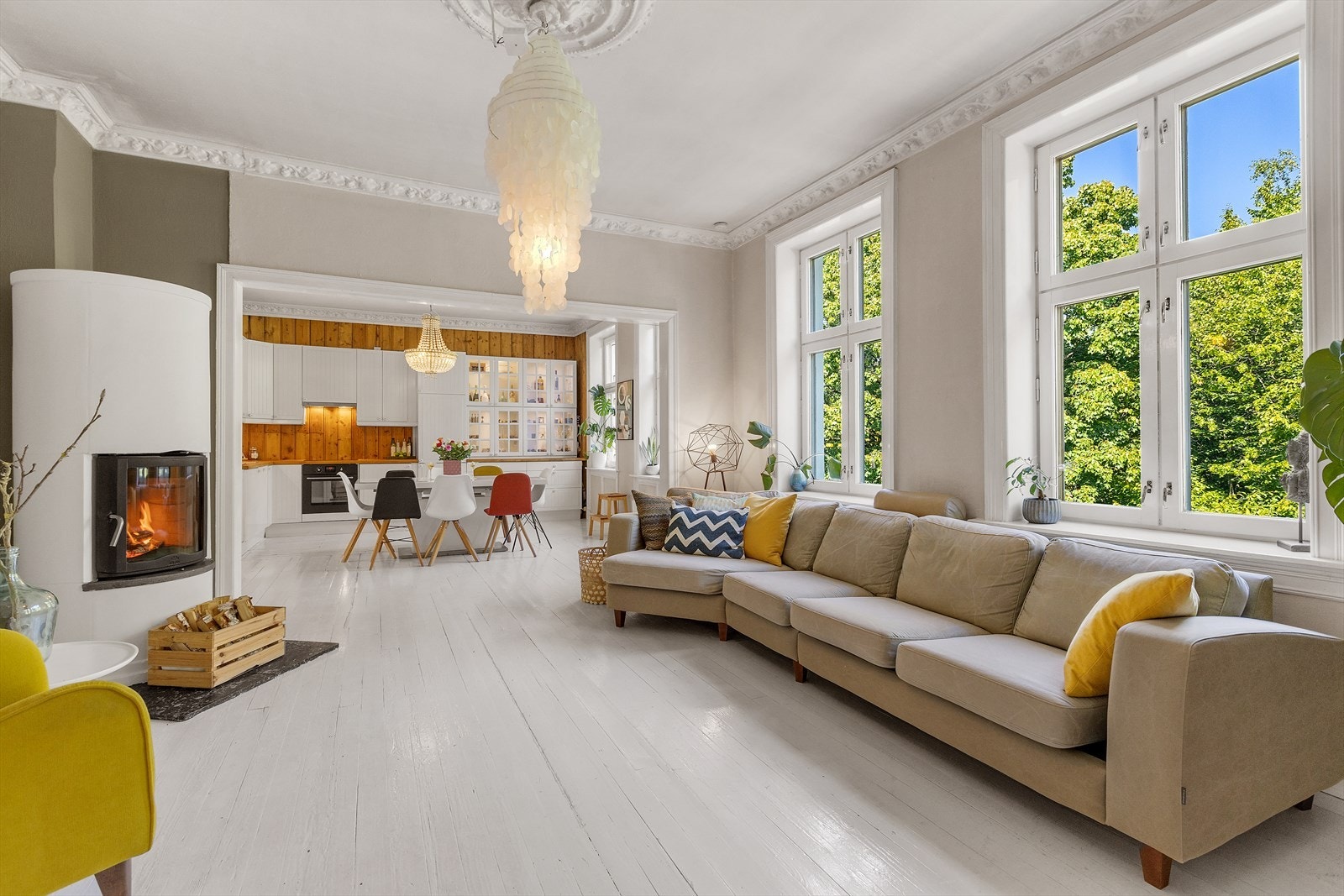 Stuen har et herskapelig preg med vakre detaljer, originale tregulv, store vindusflater og dype karmer Galleribilde