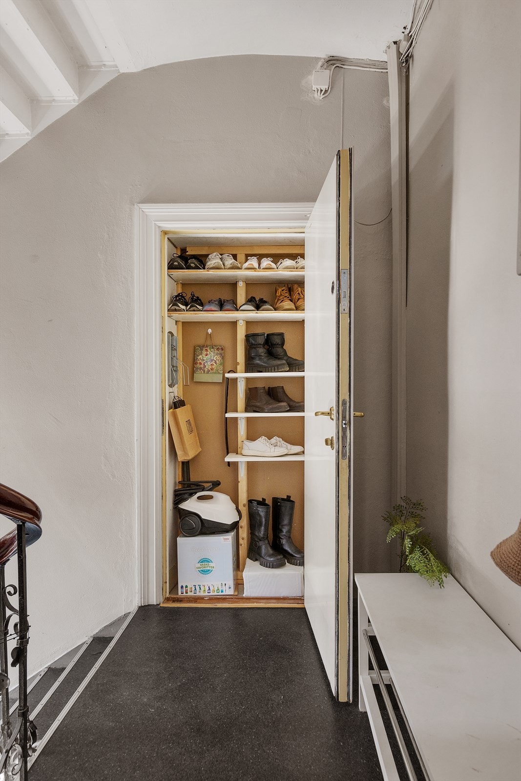 Praktisk skap i oppgangen Galleribilde