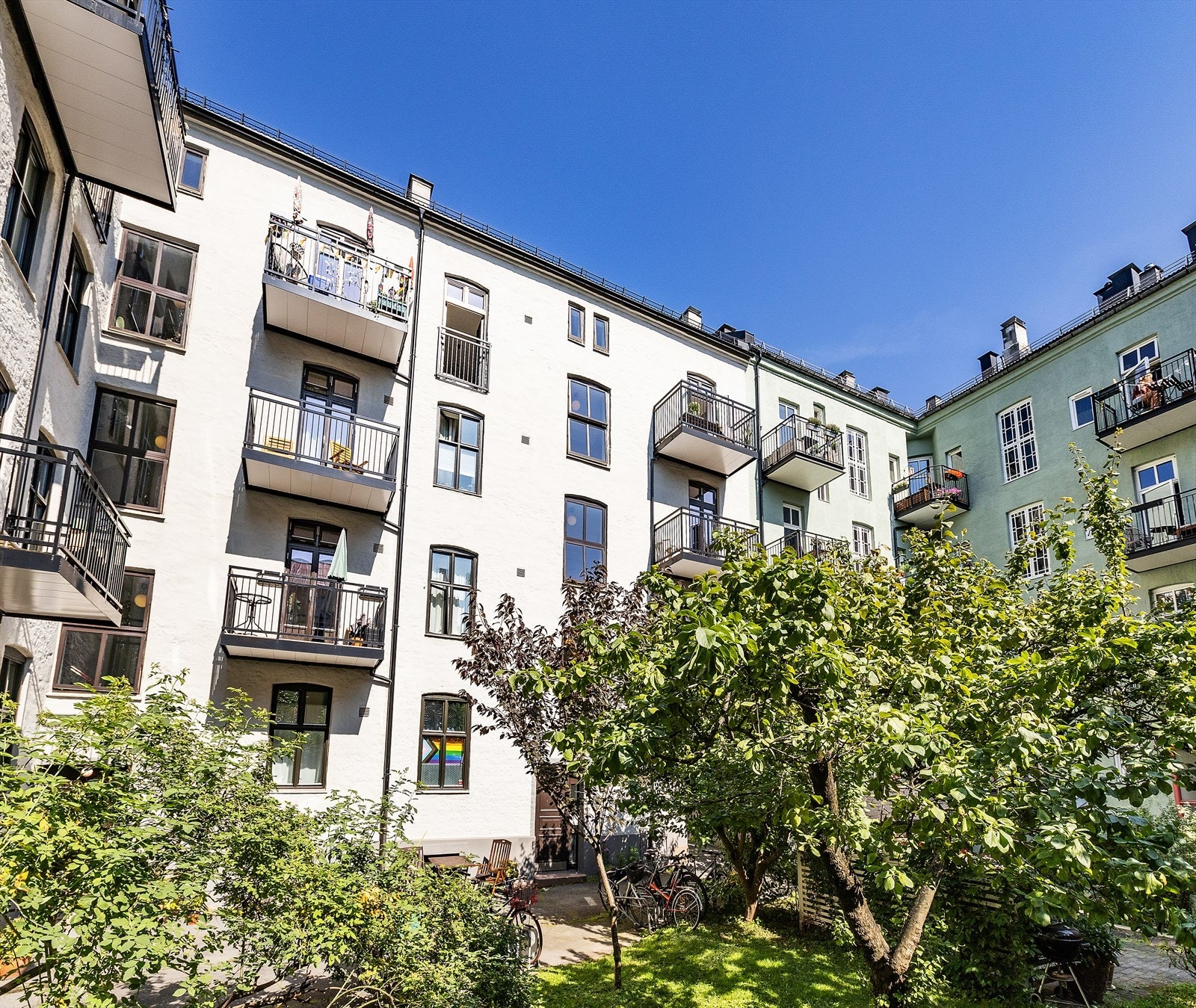 Flott, skjermet bakgård Galleribilde