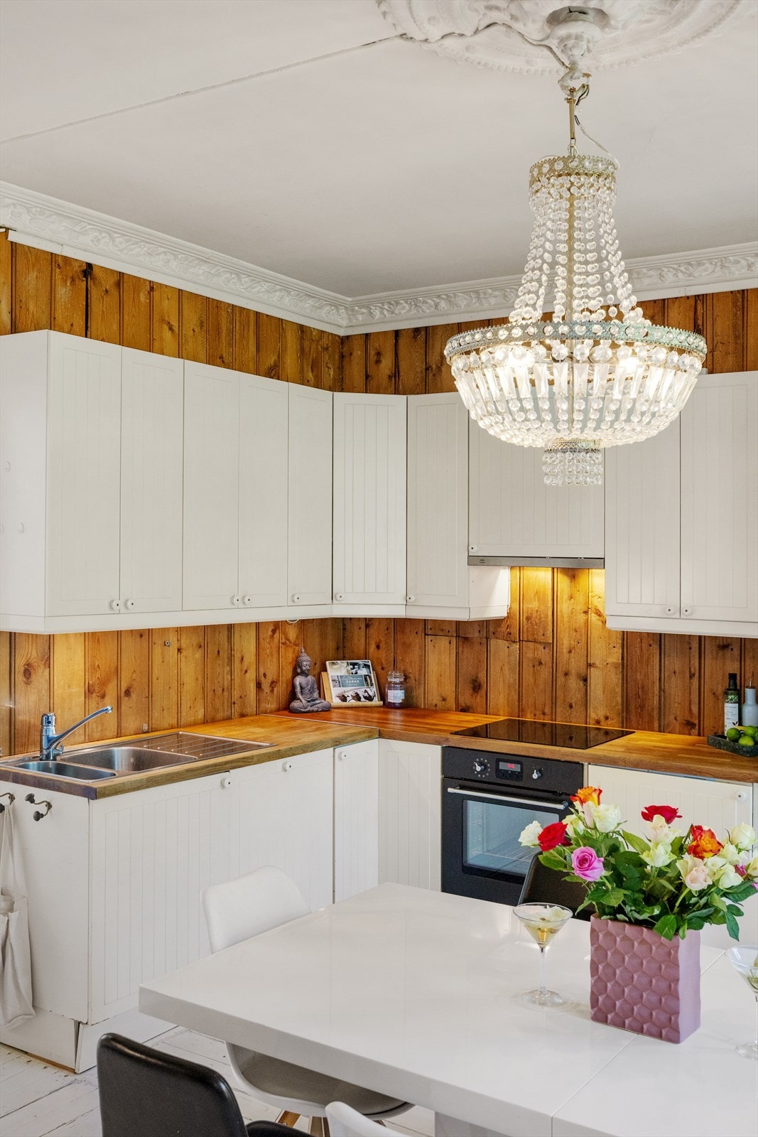 Sjarmerende kjøkken med god skap- og benkeplass Galleribilde