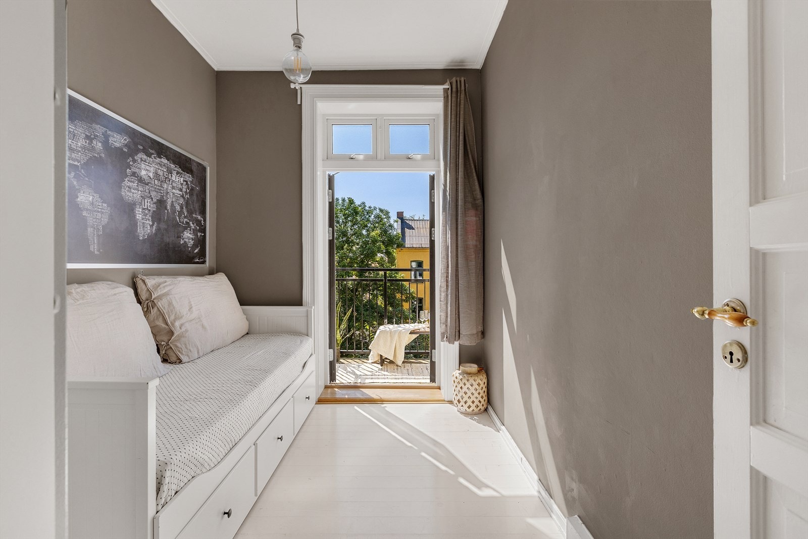 Gjennomtenkte fargevalg gir soverommet en god atmosfære Galleribilde