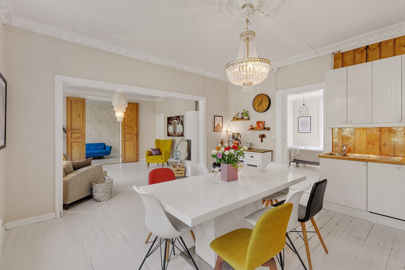 God plass til spisebord på kjøkkenet Galleribilde