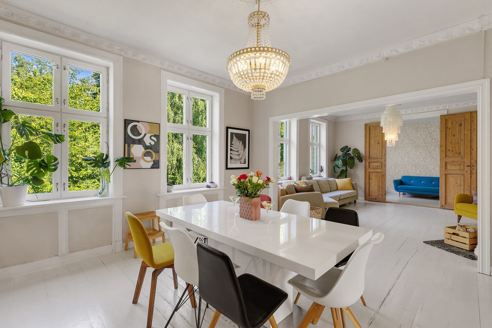 Elegant stor åpning skiller stuen og kjøkkenet Galleribilde