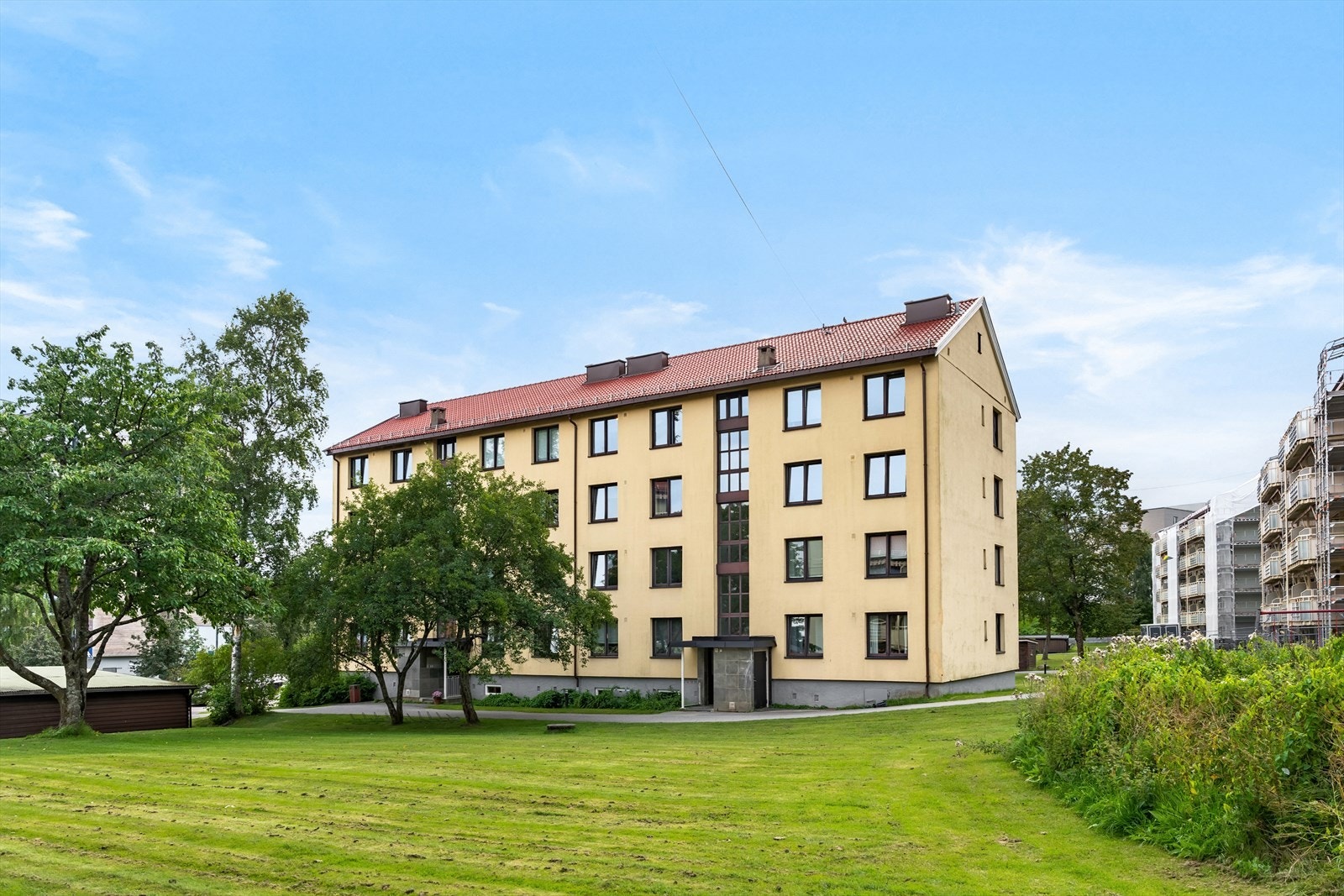Leiligheten ligger innerst i en blindvei, tilbaketrukket fra trafikkstøy. Området er velkjent som et meget hyggelig og barnevennlig boområde med Lillomarka som nærmeste nabo. Galleribilde