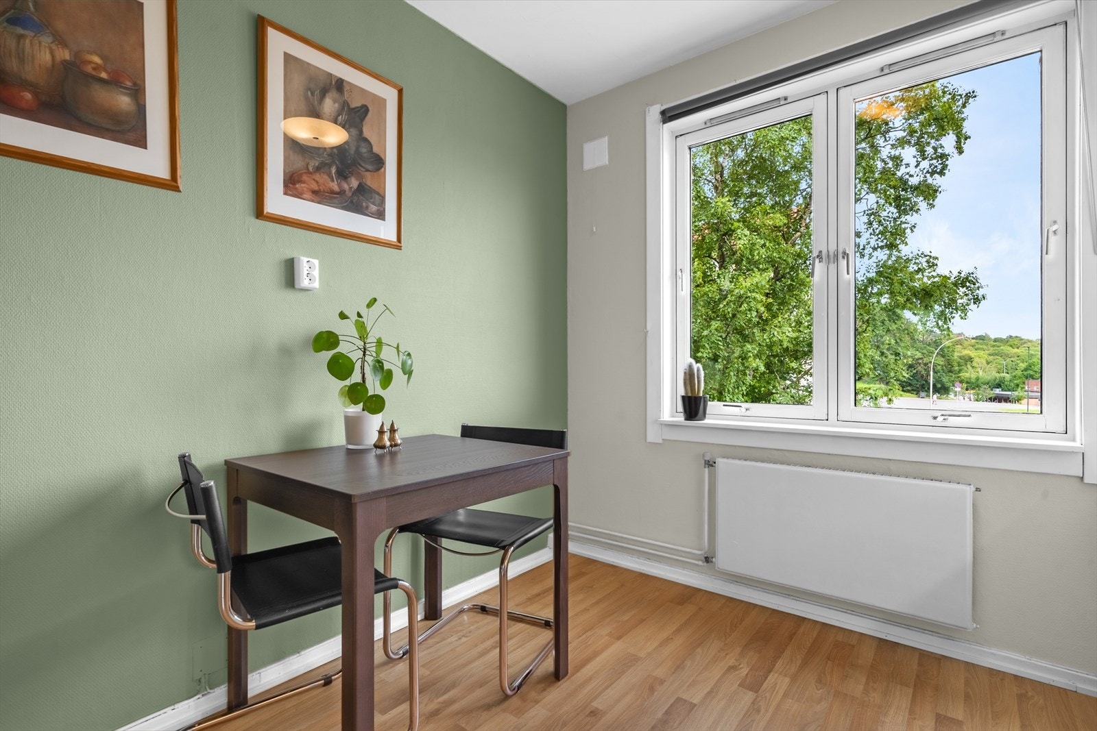 Hvitevarene er av merke Elektrolux. Det er montert lys under overskap. Plass for spisebord. Galleribilde