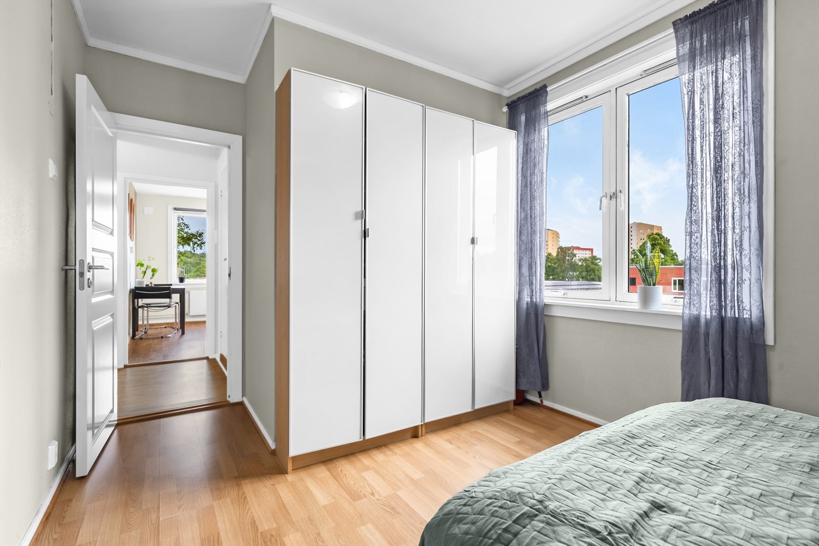 Begge rommene har godt med garderobeplass i form av Elfa skyvedørsgarderobe og Ikea garderobeskap. Galleribilde