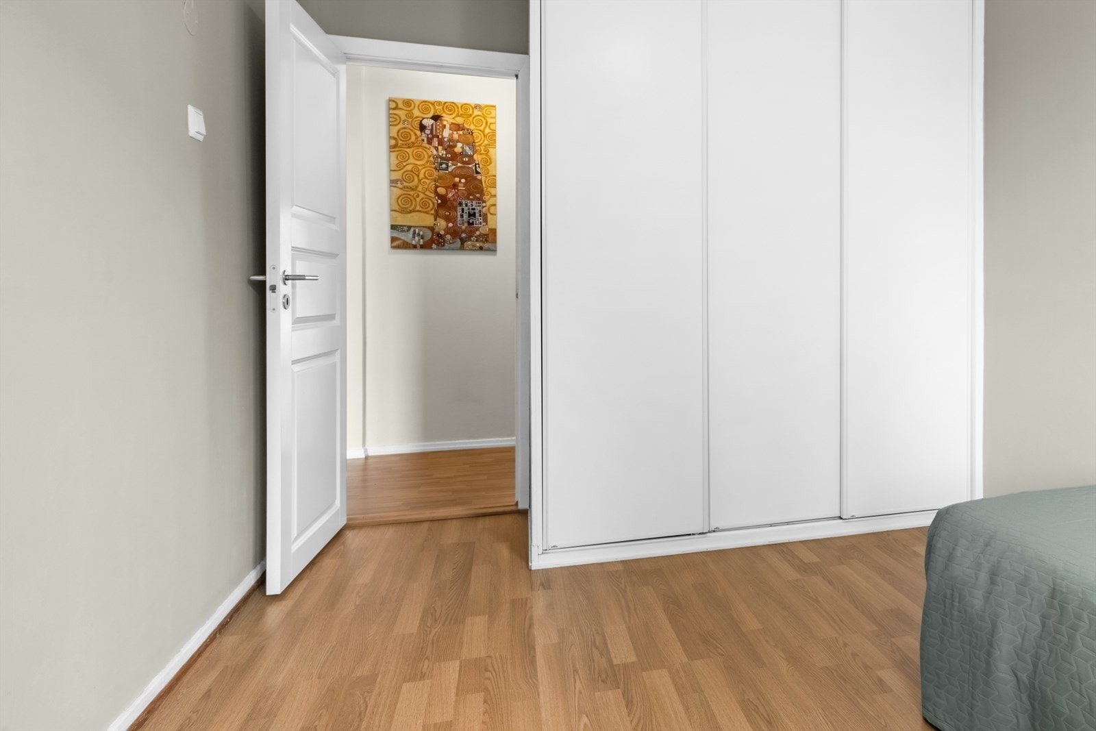 Begge rommene har godt med garderobeplass i form av Elfa skyvedørsgarderobe og Ikea garderobeskap. Galleribilde
