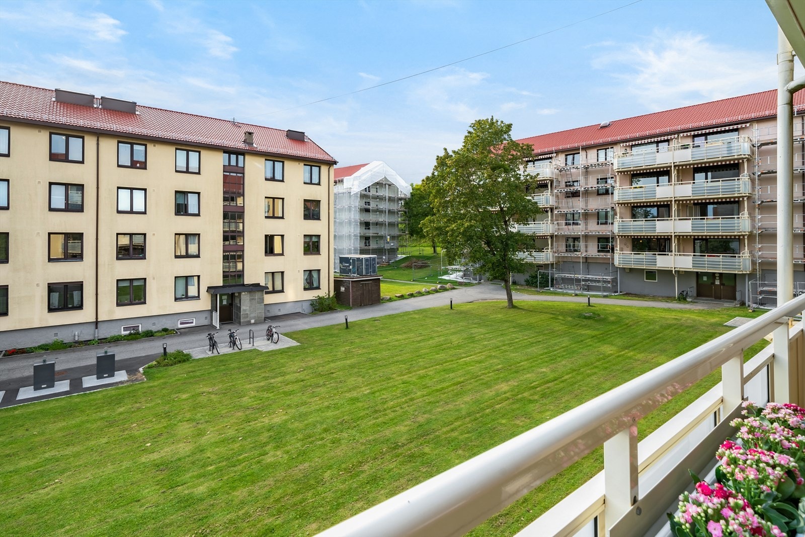 Fra balkongen er det utsyn utover borettslagets fellesarealer. Galleribilde