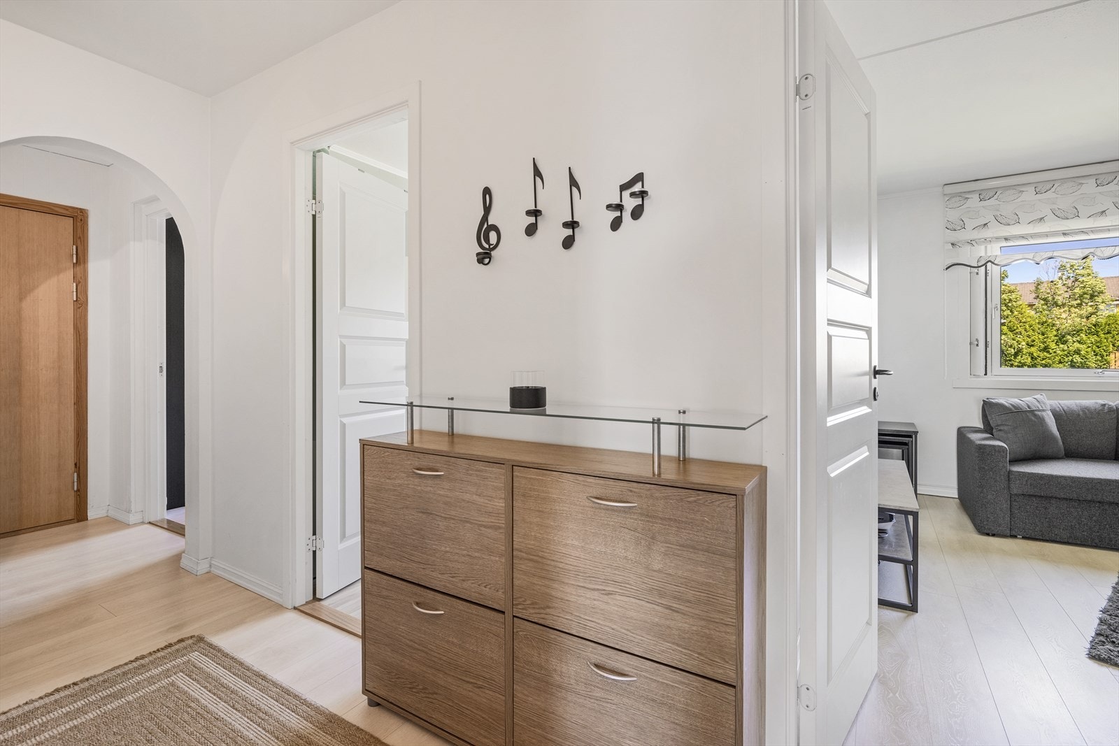 Lys og fin entré/gang med adkomst til de tre soverommene Galleribilde