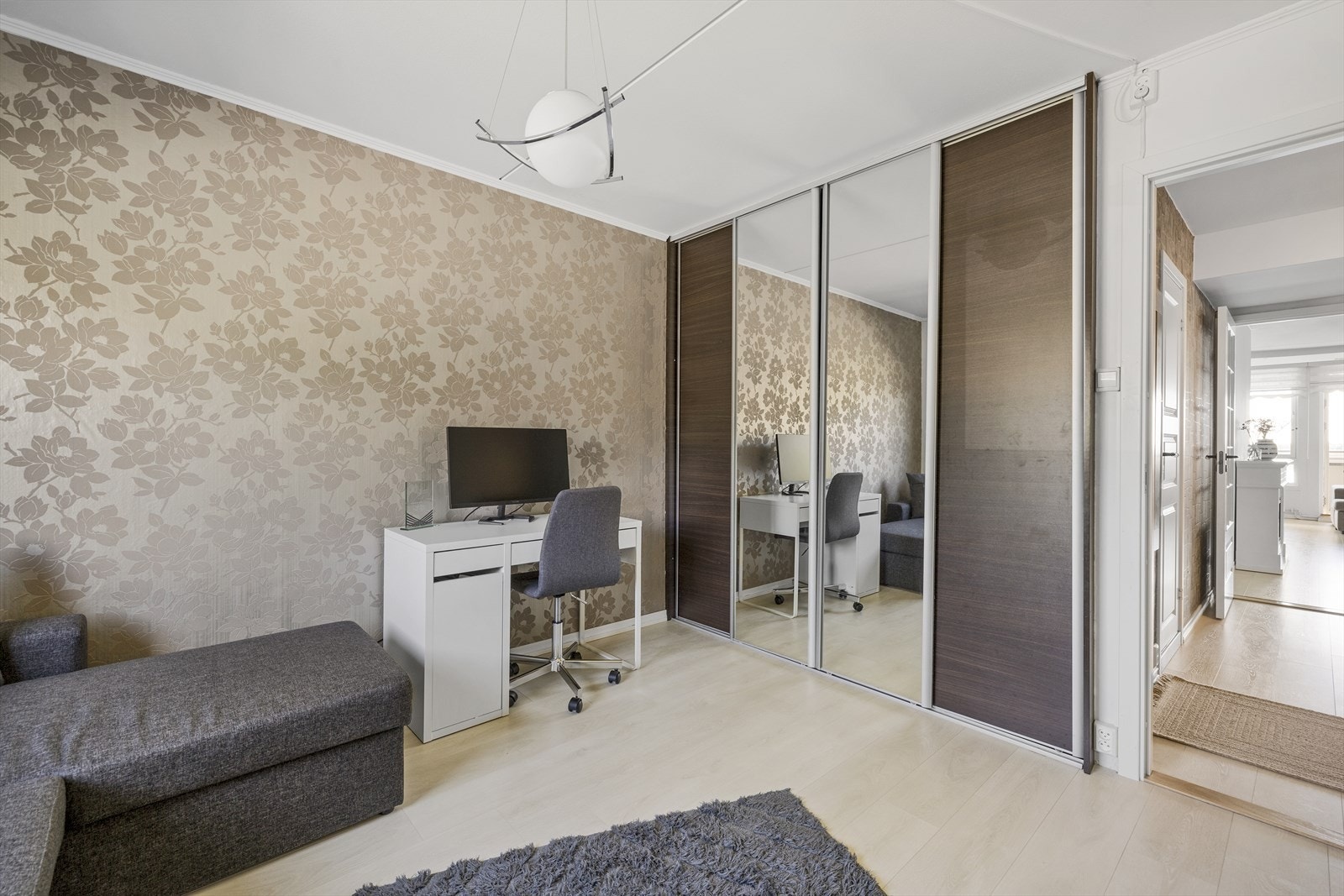 Soverommet har god plass til dobbeltseng og nattbord, og er innredet med en skyvedørsgarderobe Galleribilde
