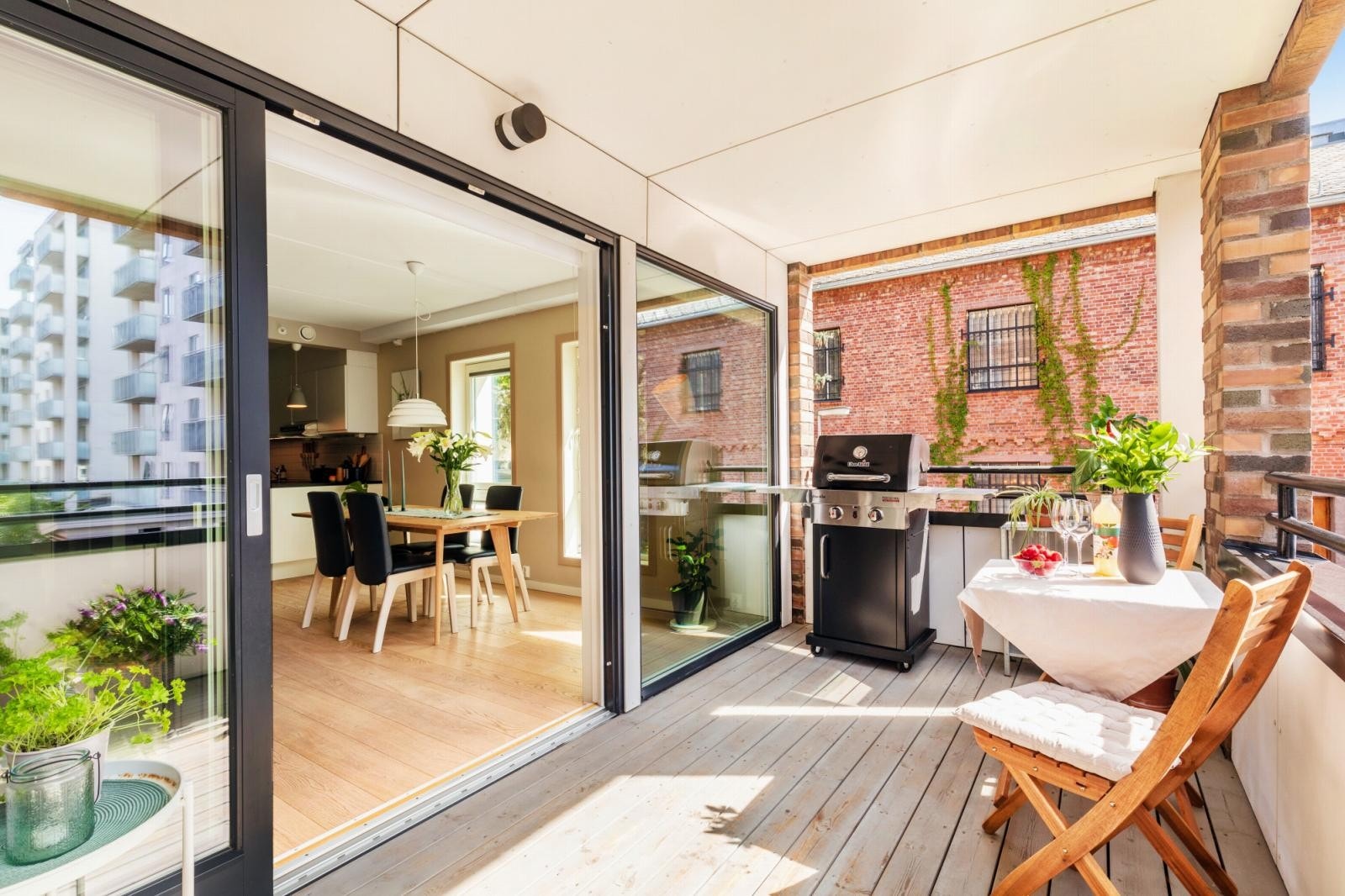 Balkongen blir som en forlengelse av hele stuen og blir som et ekstra oppholdsrom. Galleribilde