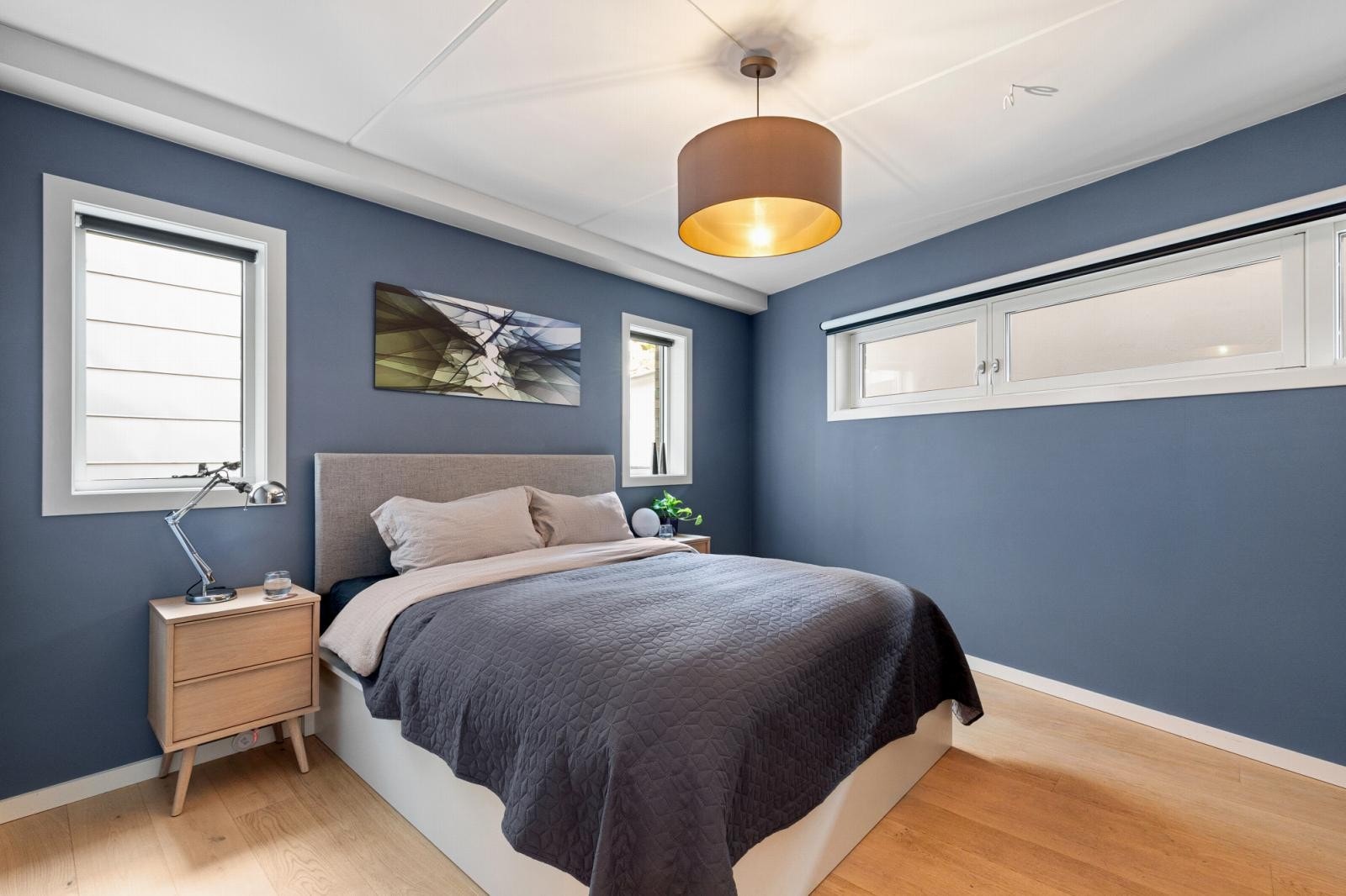 Luftig soverom med god plass til dobbeltseng, nattbord og kommode. Galleribilde