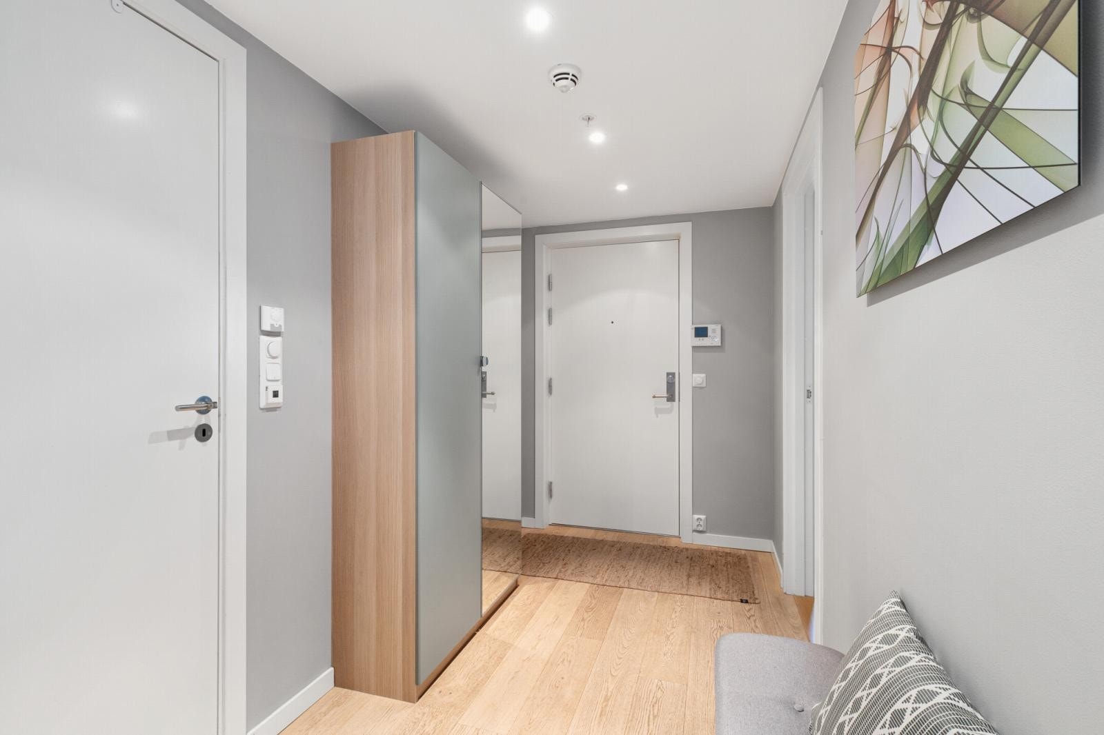 Lys og innbydende entrè med god plass til yttertøy og sko. Galleribilde