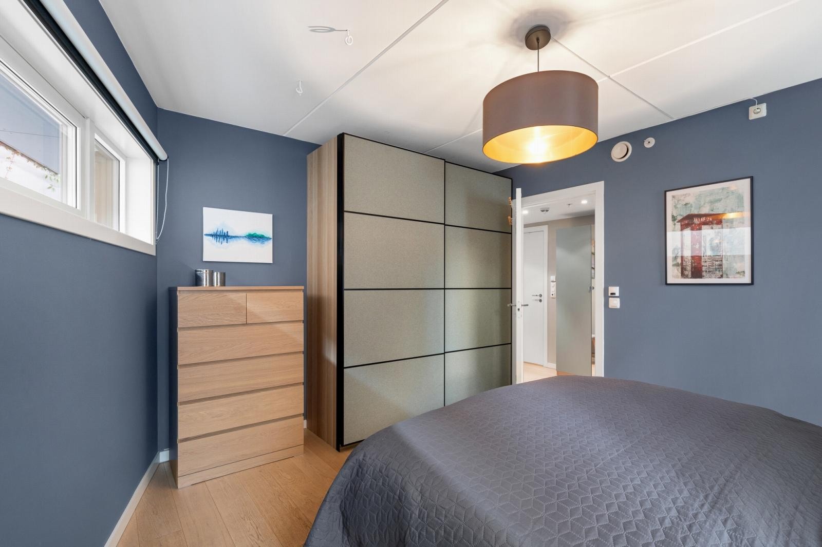 Praktisk garderobeløsning medfølger salget. Galleribilde