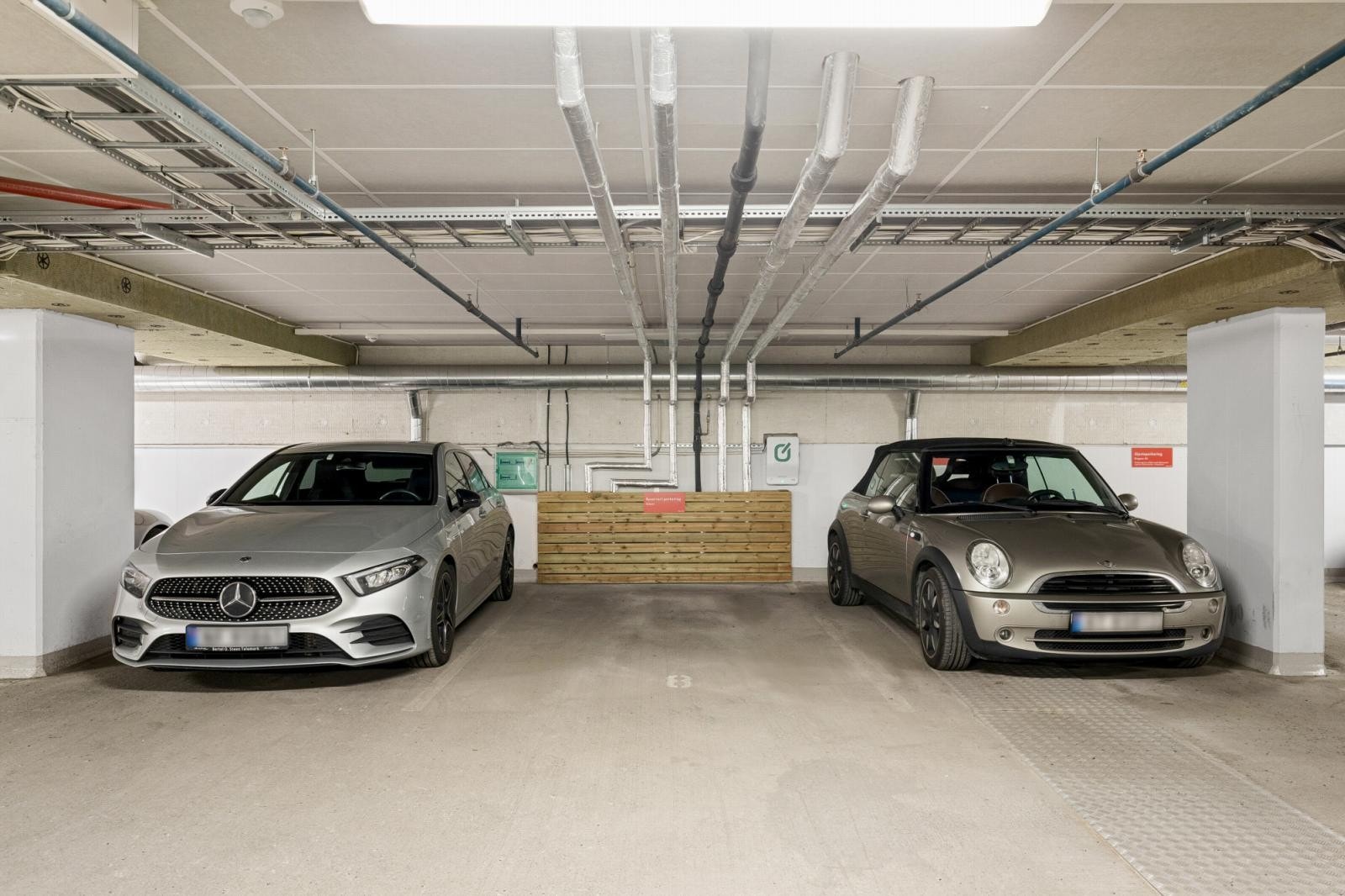 Egen garasjeplass med el-billader, markert med nr. 8. Galleribilde