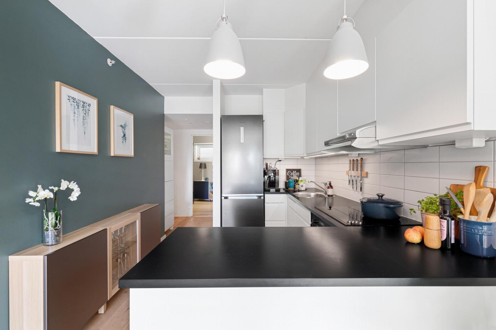 Kjøkkenet er utstyrt med komfyrvakt og har ventilator i overskap tilkoblet avtrekk. Galleribilde