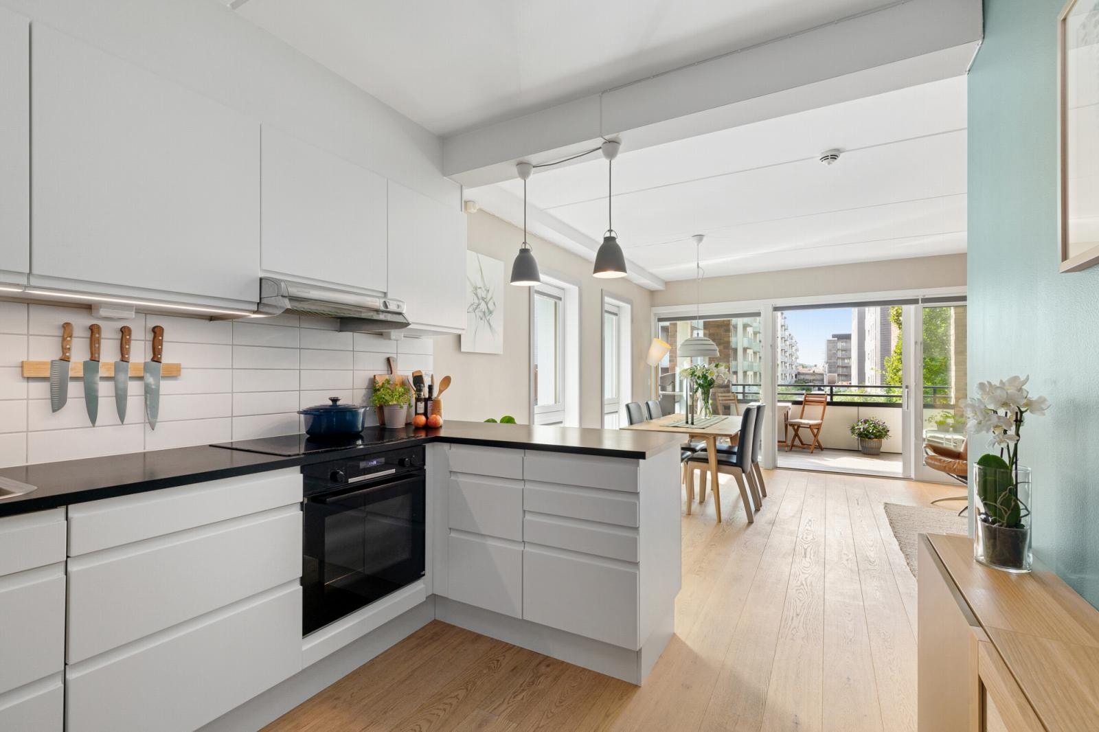 Godt med skapplass og benkeplass. Galleribilde