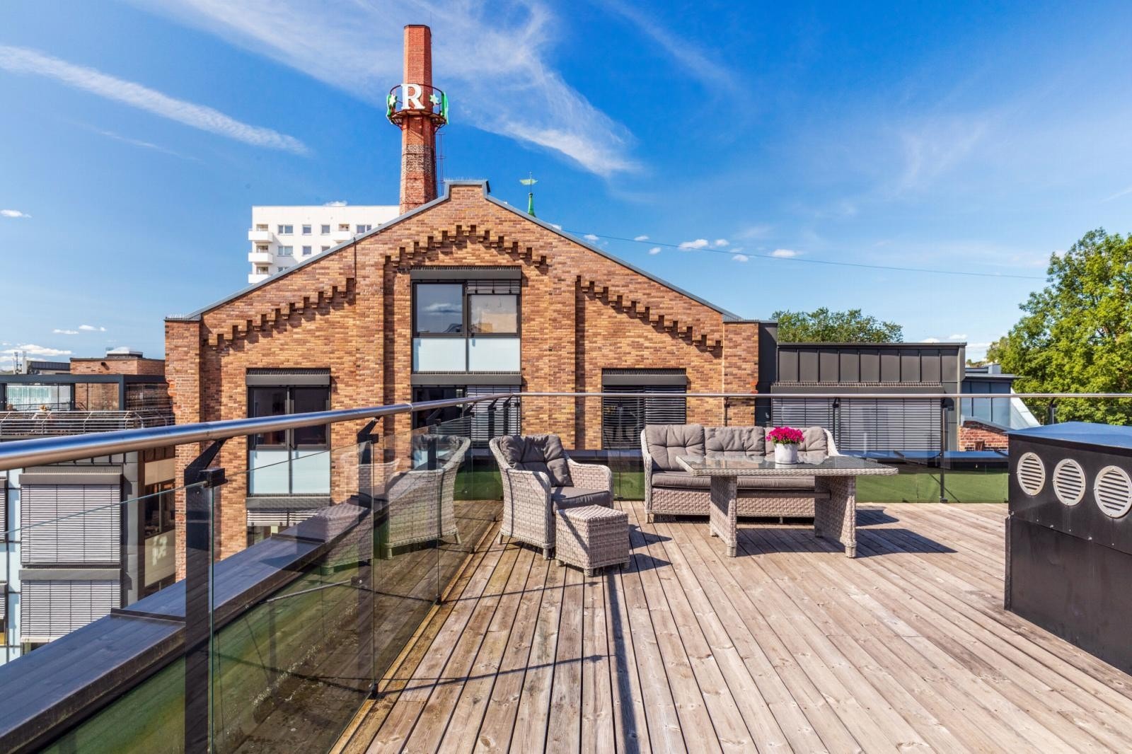 Stor felles takterrasse med fine sittegrupper. Galleribilde