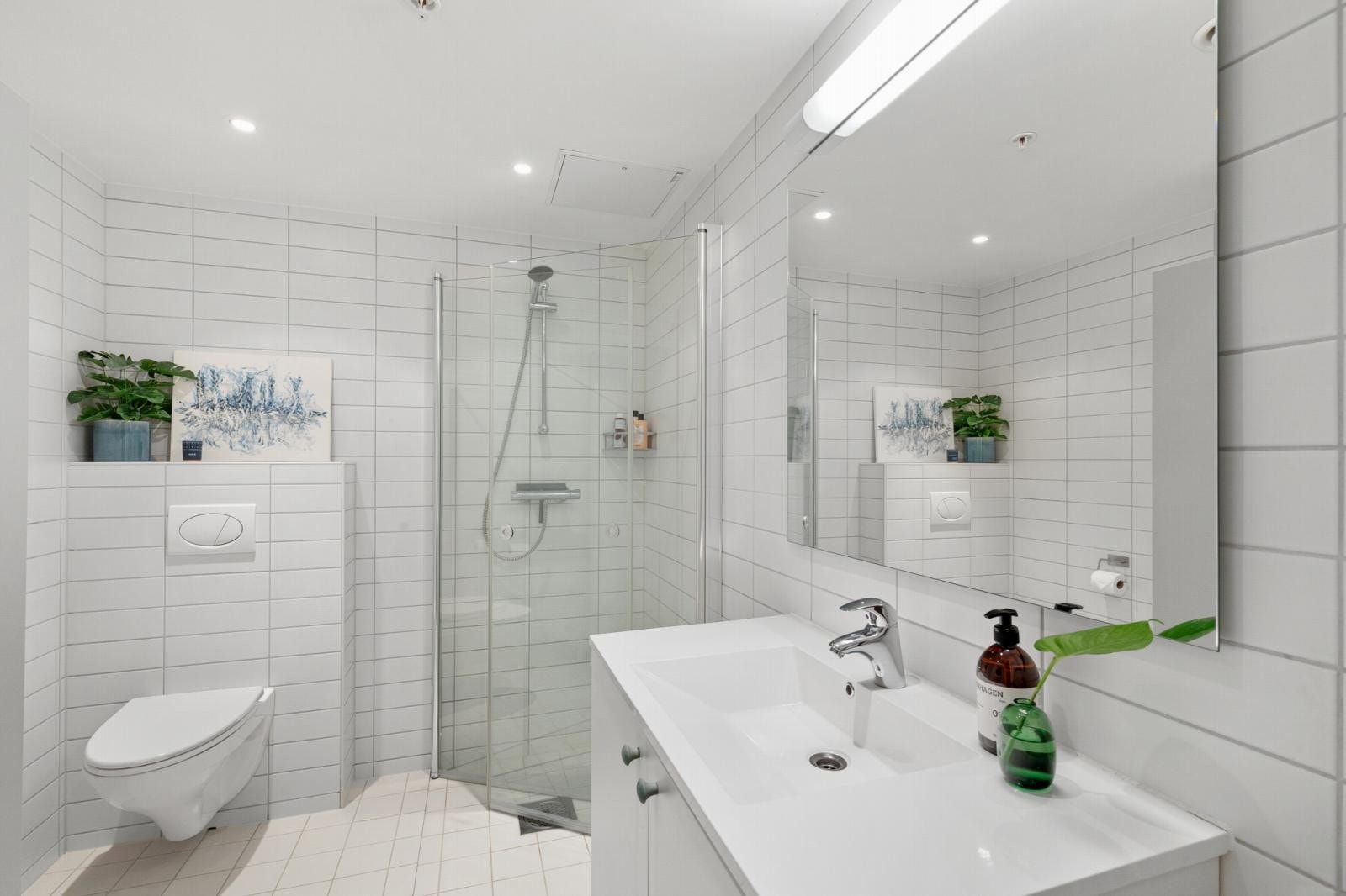 Moderne bad fra 2015 med lekre fliser på vegger og gulv samt varme i gulv. Galleribilde