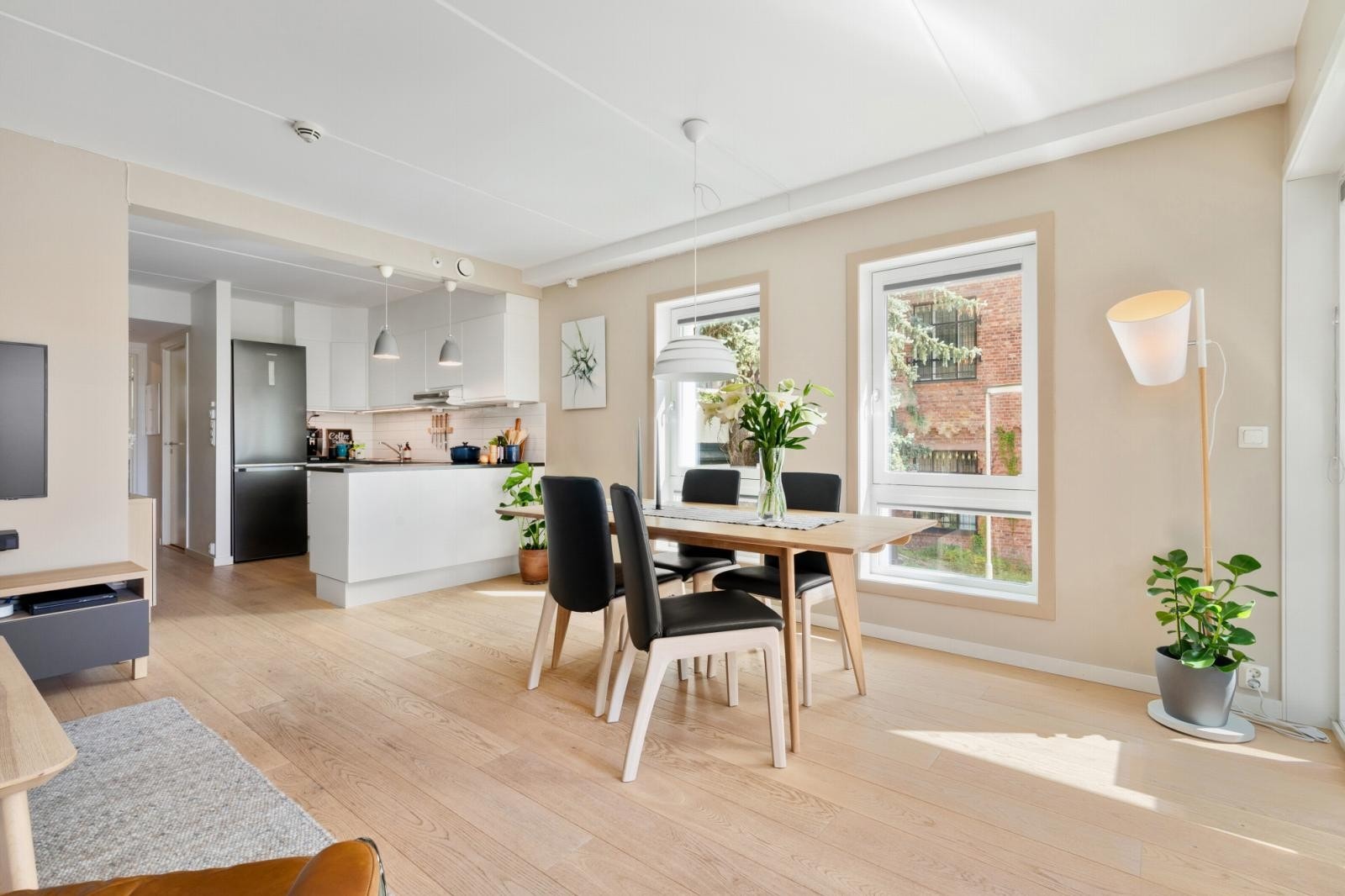 Stuen ligger i en åpen løsning med kjøkkenet som gjør stuen til en meget sosial og hyggelig sone. Galleribilde