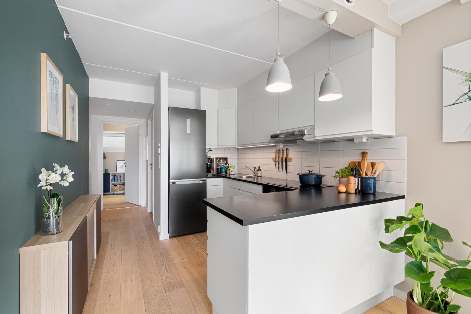 Tidløst og pent kjøkken fra 2015 med slette fronter og benkeplate av laminat. Galleribilde