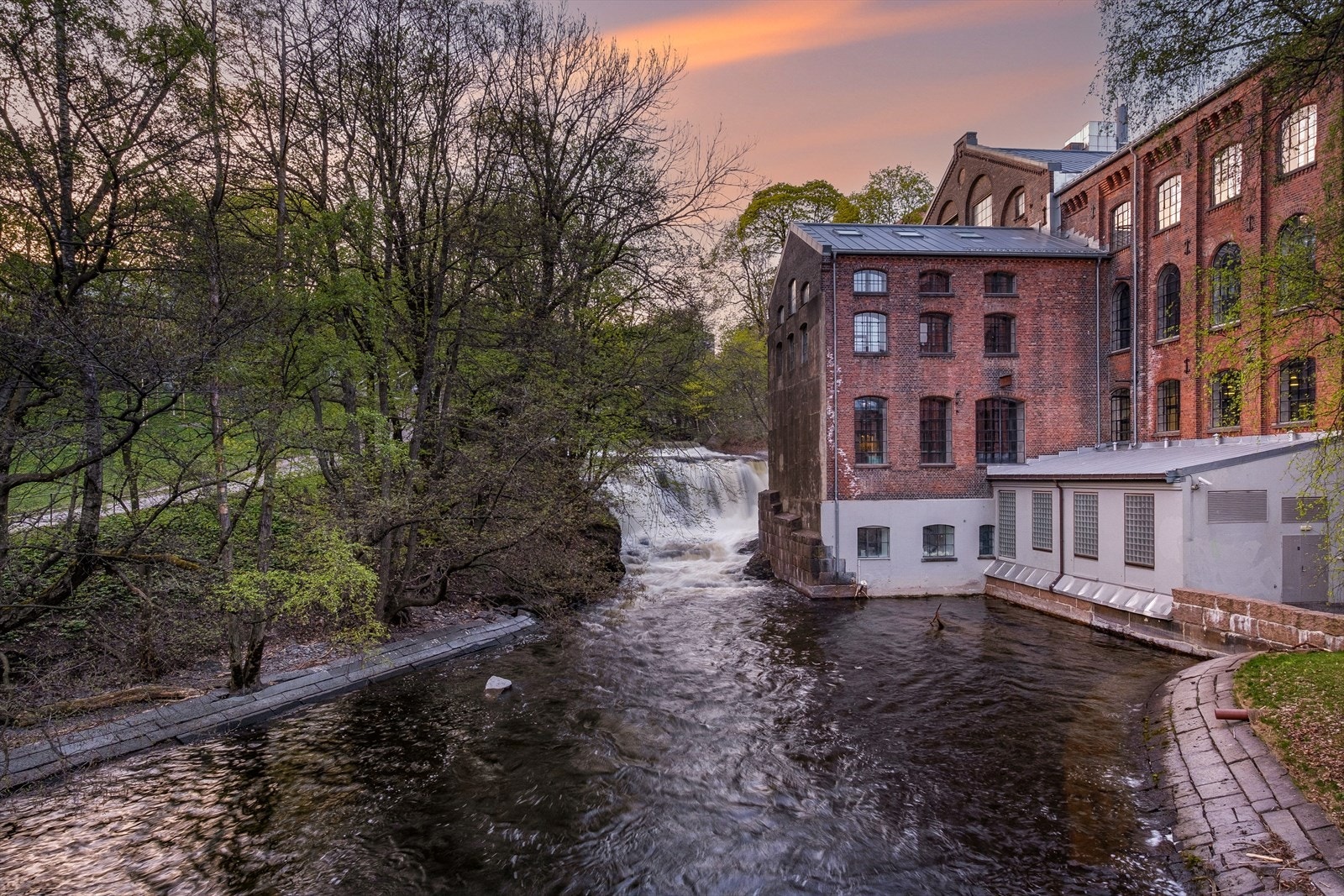 Akerselva er kun et par minutters gange fra leiligheten. Galleribilde