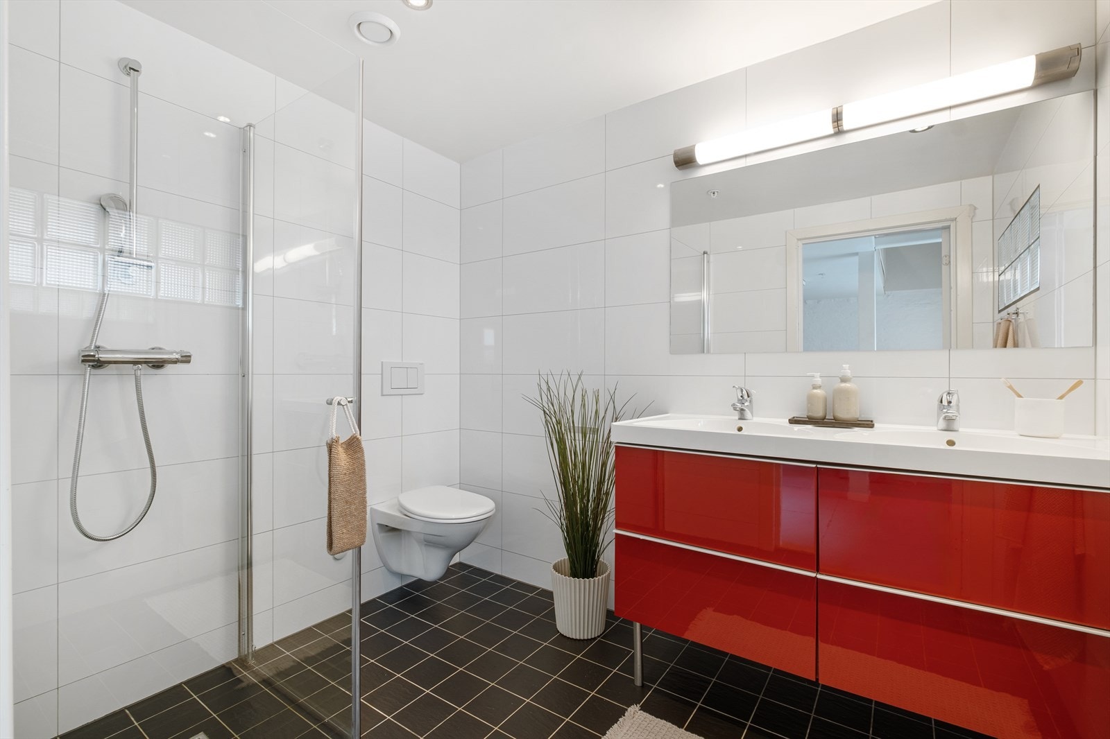 Flislagt baderom med varme i gulvet og downlights i himling. Galleribilde