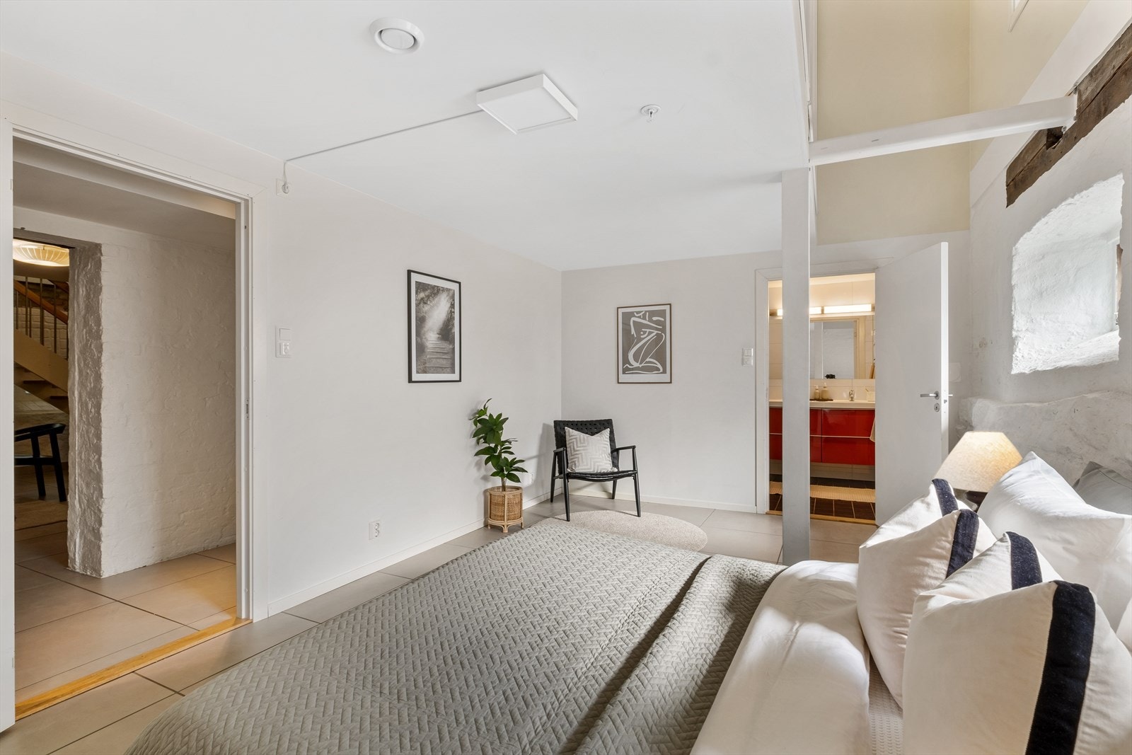 God plass til dobbeltseng med tilhørende nattbord og garderobeløsning. Soverommet har direkte adkomst til baderom. Galleribilde