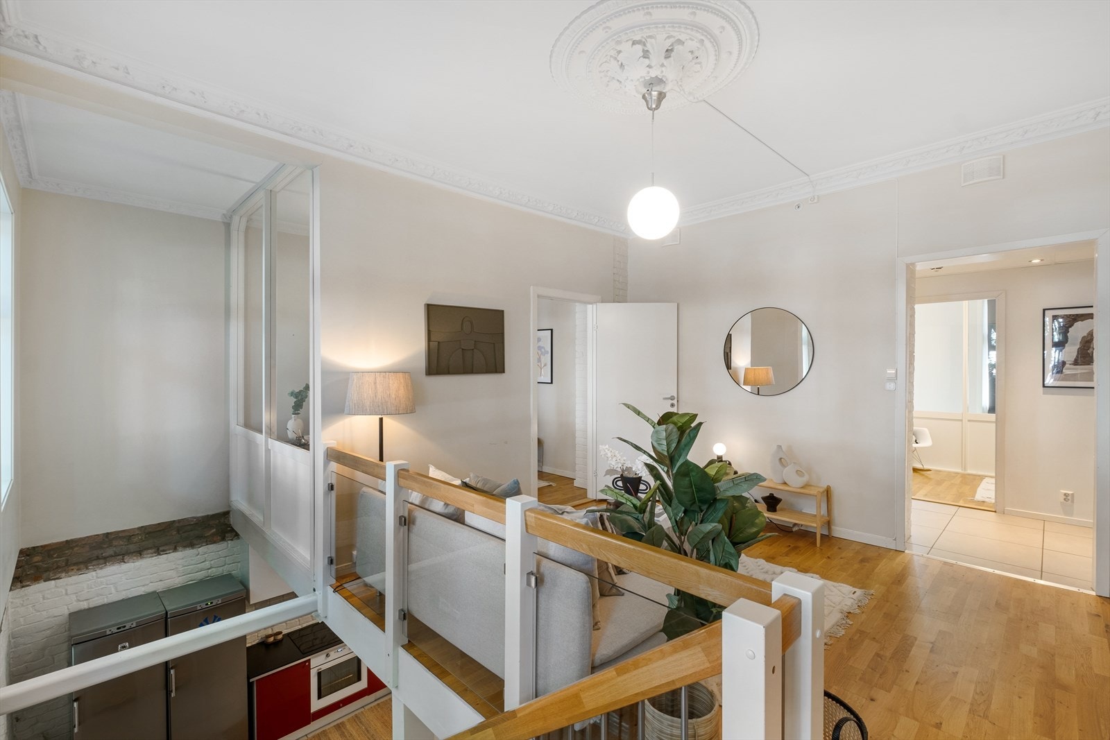 Klassiske elementer som rosett, stukkatur og god takhøyde. Galleribilde