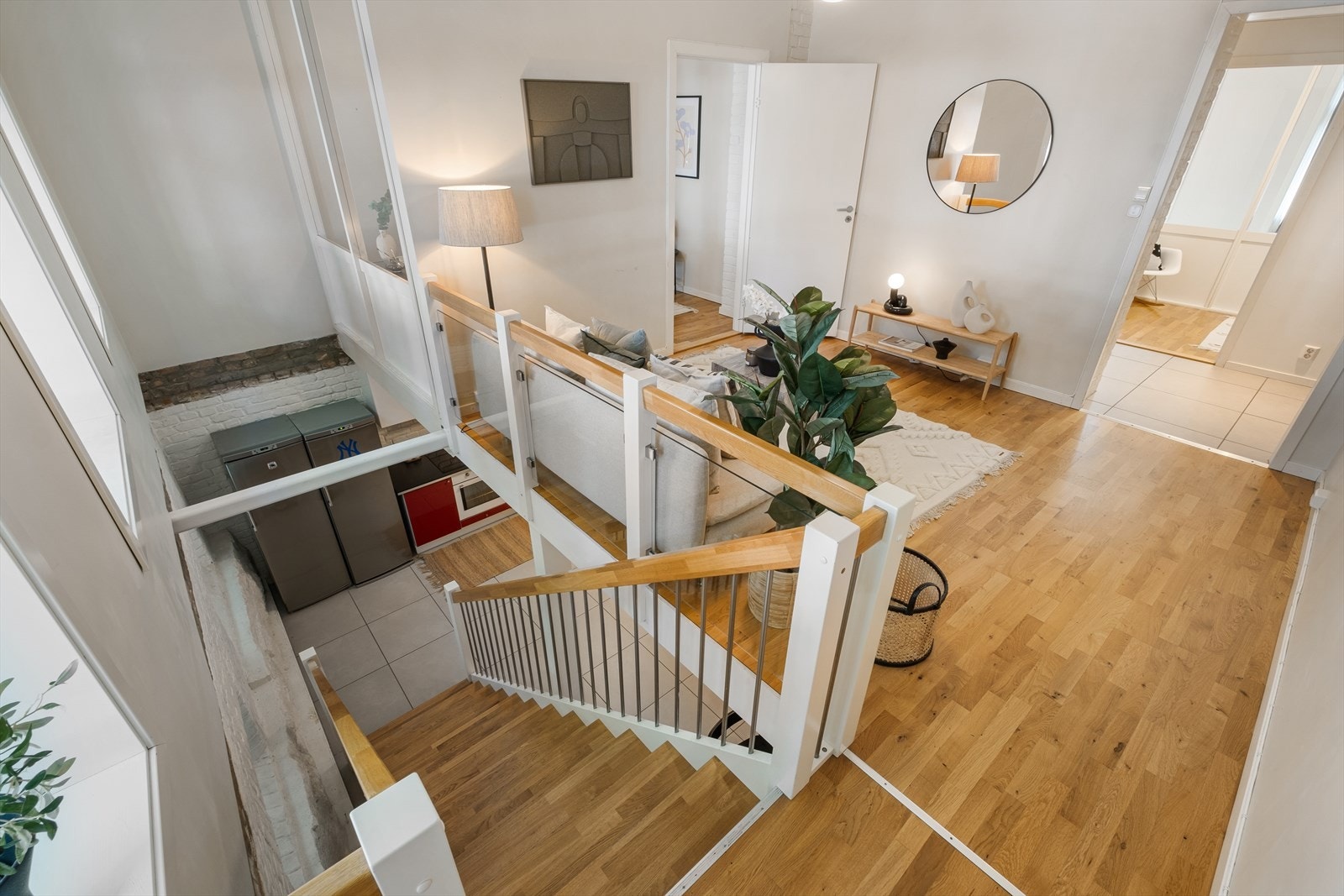 Fra stuen er det trapp ned til underetasjen. Galleribilde