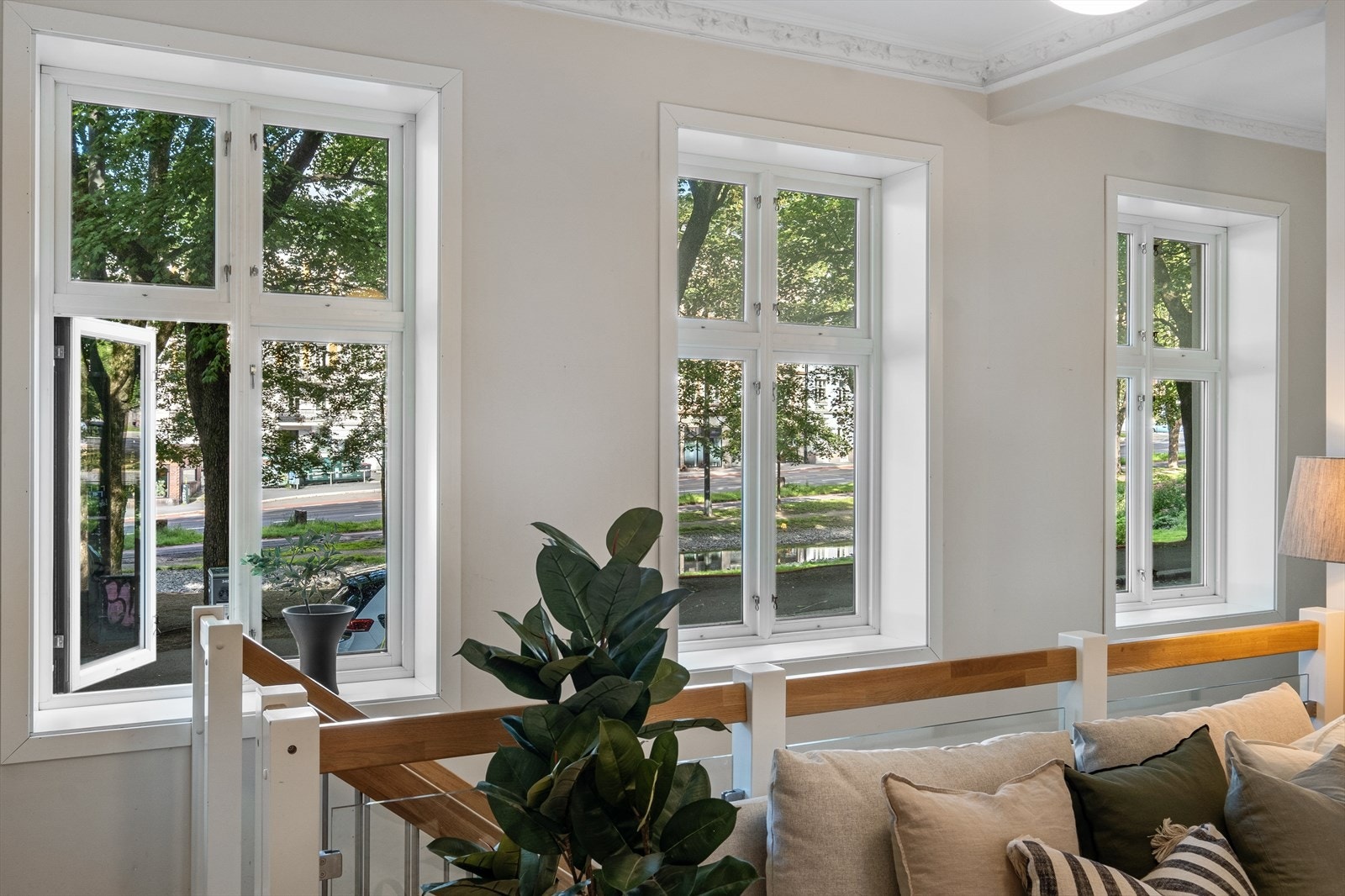 Nordvik v/Moestue har gleden av å presentere en stor og klassisk 6-roms leilighet med en sentral og attraktiv beliggenhet på Kiellands Plass, midt mellom St. Hanshaugen og Grünerløkka. Husk visningspåmelding! Galleribilde