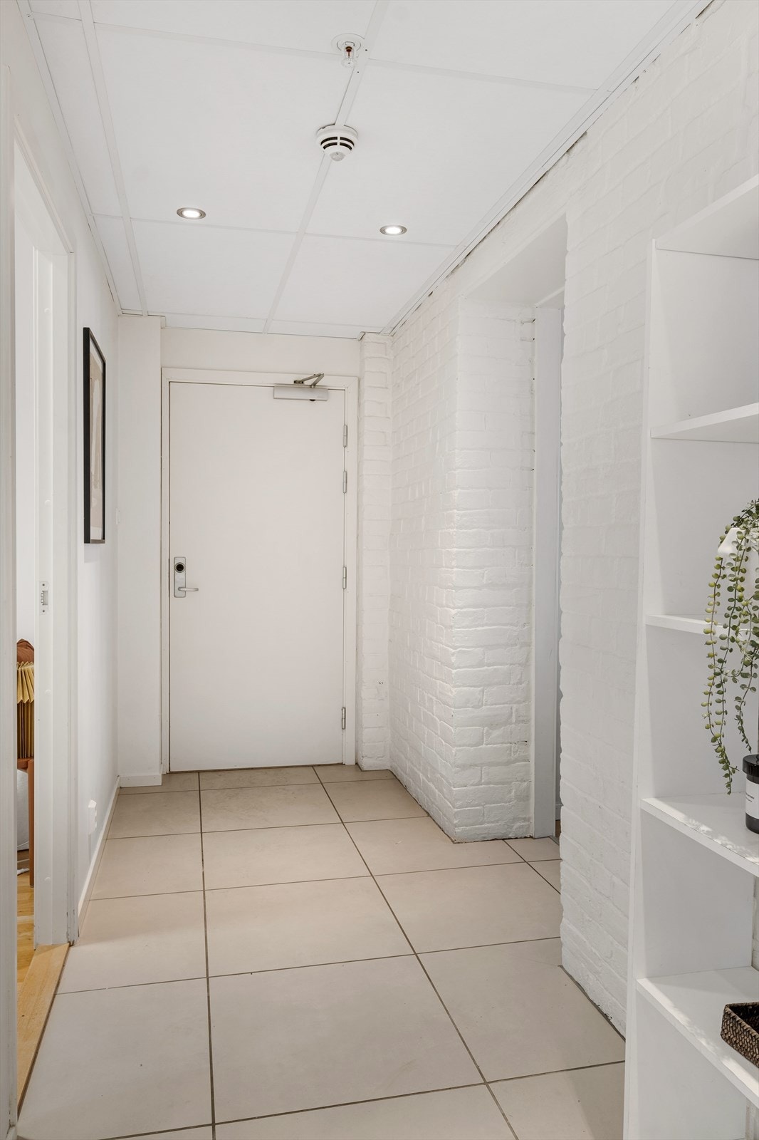 Velkommen inn! Entréen sikrer et godt førsteinntrykk av leiligheten. Galleribilde