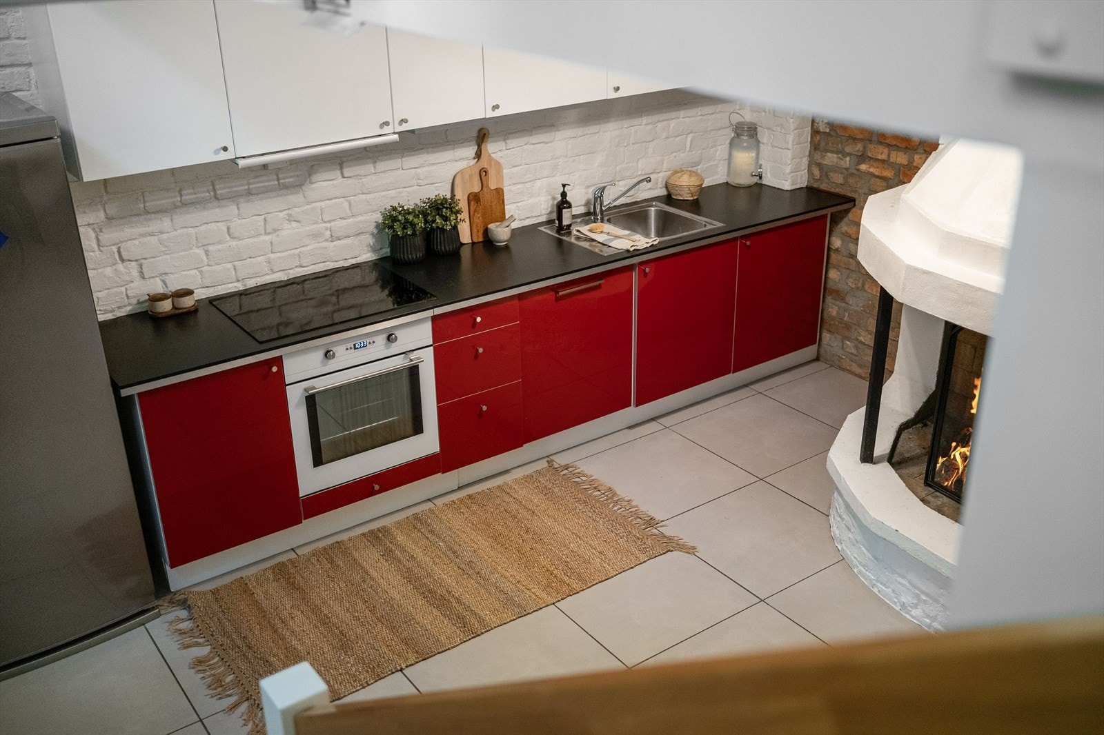 Fra stuen i 1. etasje kommer du ned til leilighetens spisestue/kjøkken. Galleribilde