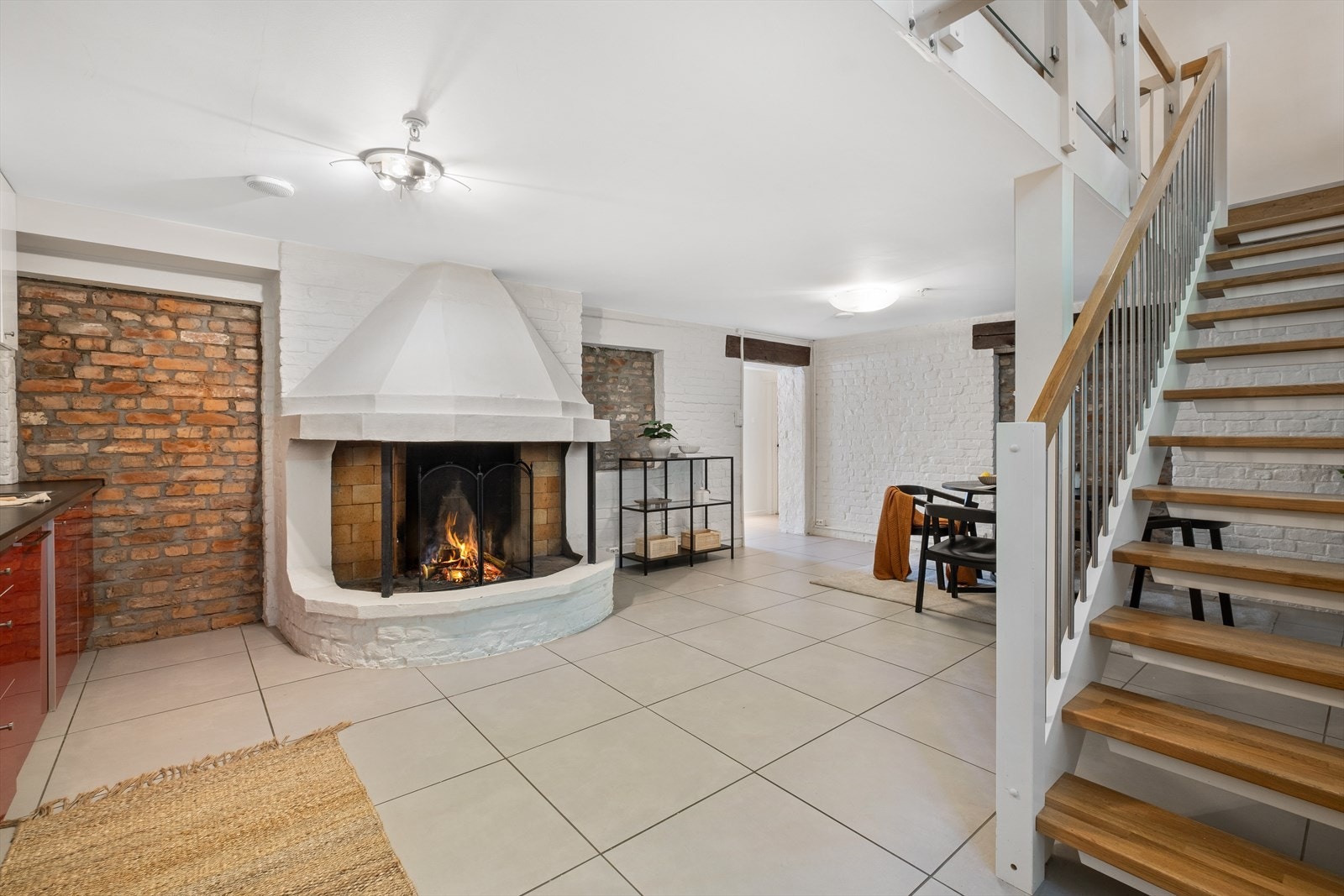 Gulvet er flislagt med store fliser og veggene er lekre teglstensvegger. Galleribilde