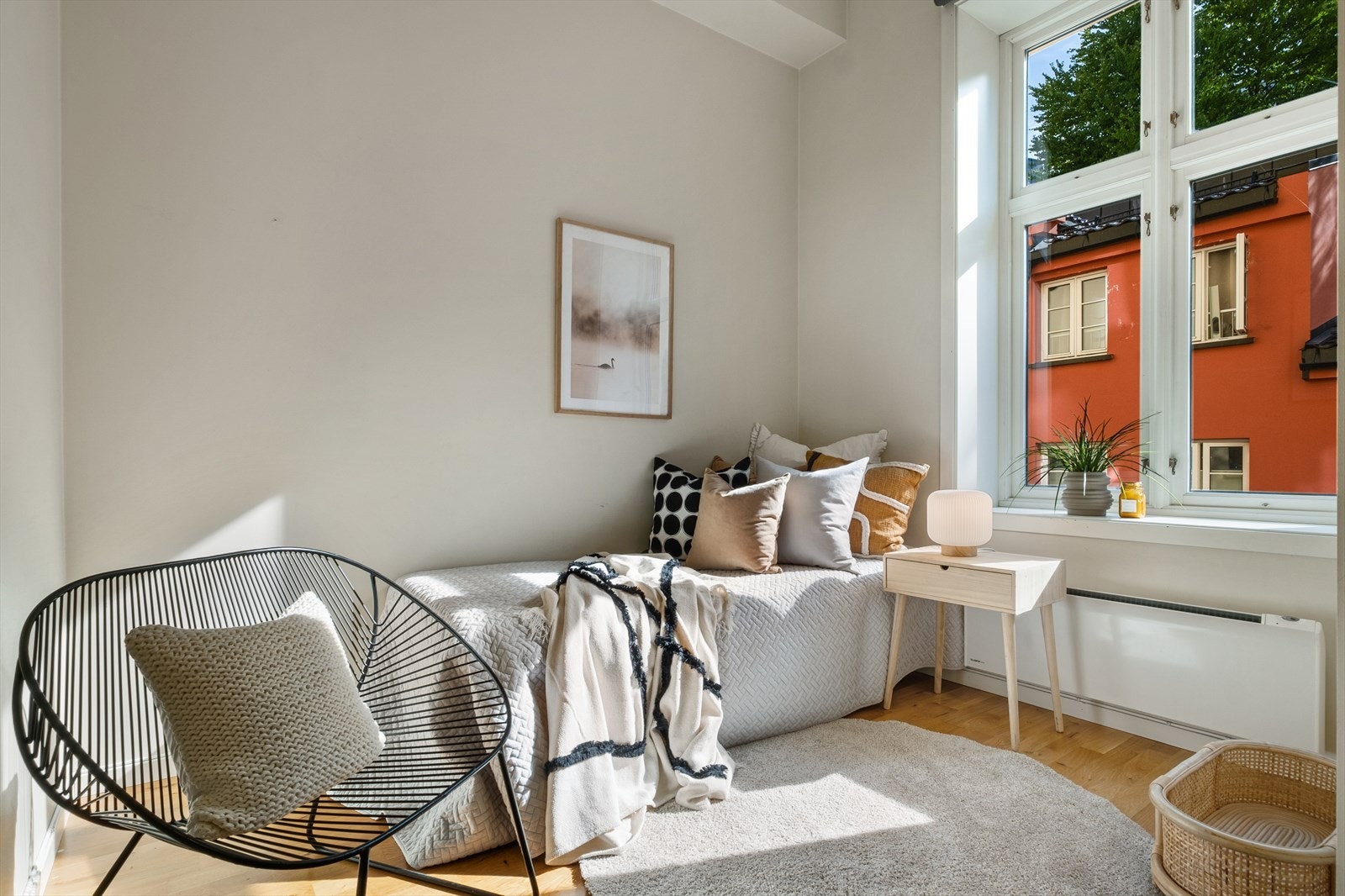 Rommet har god plass til dobbeltseng med tilhørende nattbord og garderobeløsning. Galleribilde