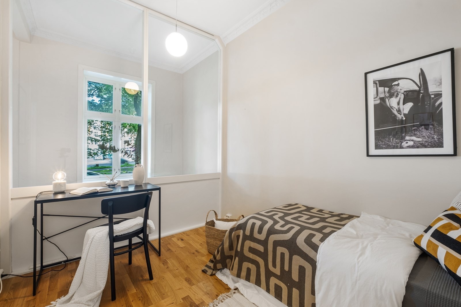 Soverom 2 og også god plass til dobbeltseng med tilhørende nattbord og garderobeløsning. Galleribilde