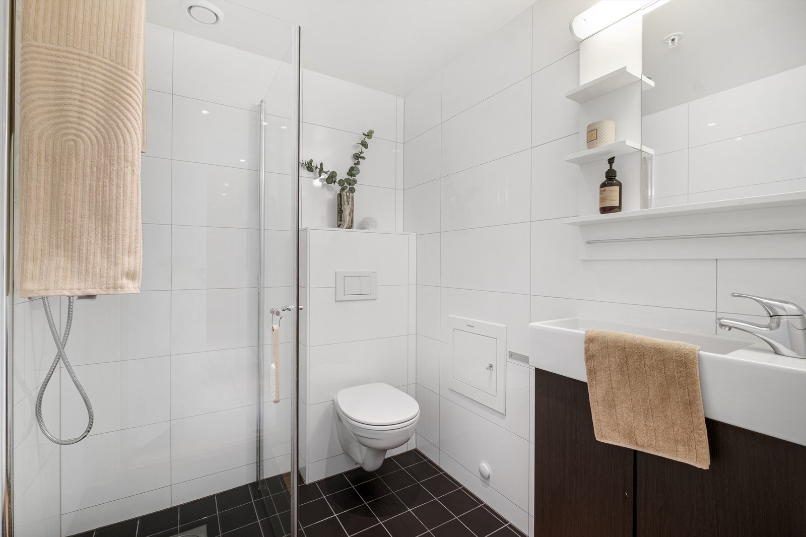 Flislagt baderom med varme i gulvet og downlights i himling. Galleribilde