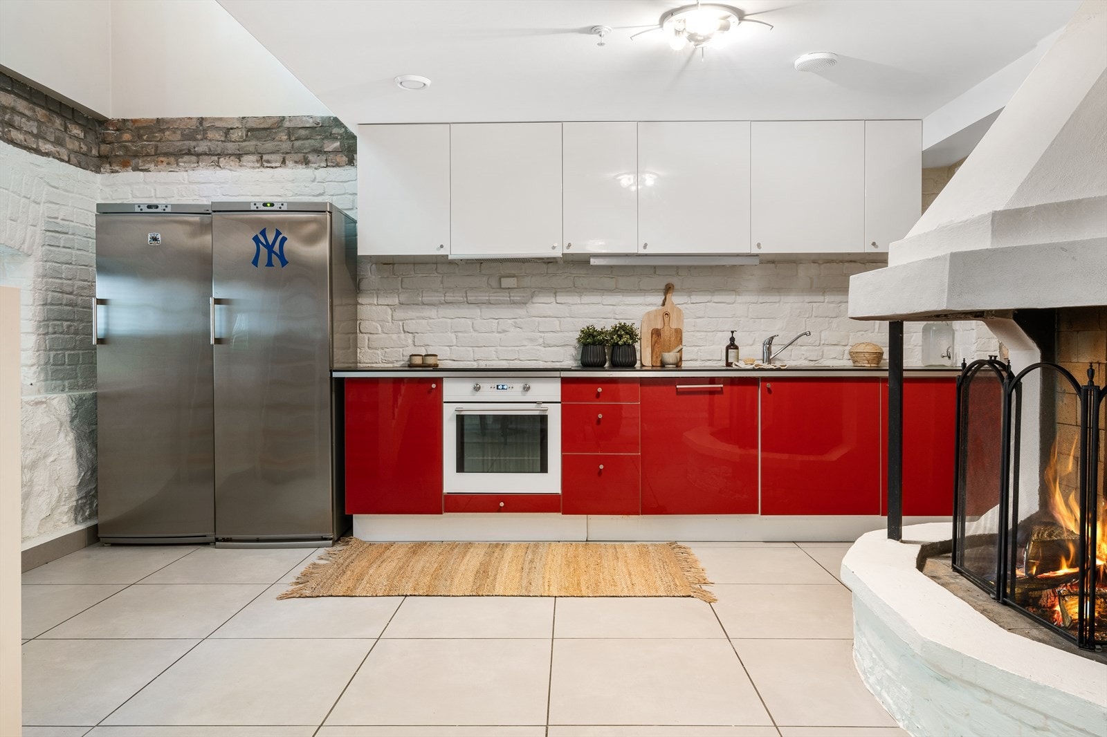 Kjøkkeninnredning med foliert glatt høyglans innredning, soft close, armatur, laminat benkeplate med nedfelt stålkum og induksjonstopp, integrert komfyr, oppvaskmaskin, frittstående kjøl og frys. Det er avtrekk via balansert anlegg. Galleribilde