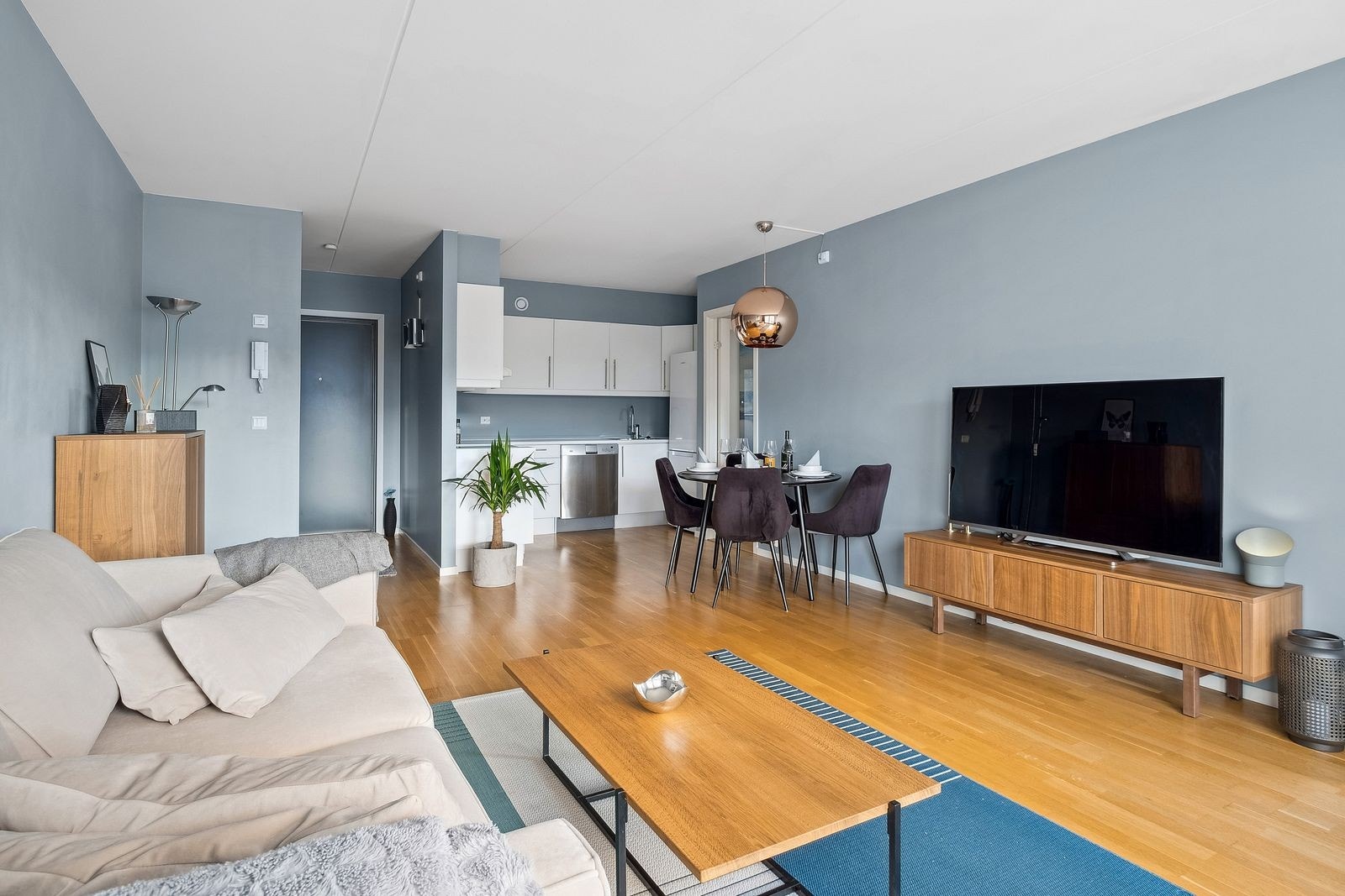 Stuen får fint plass til både sofa - og spisegruppe. Galleribilde