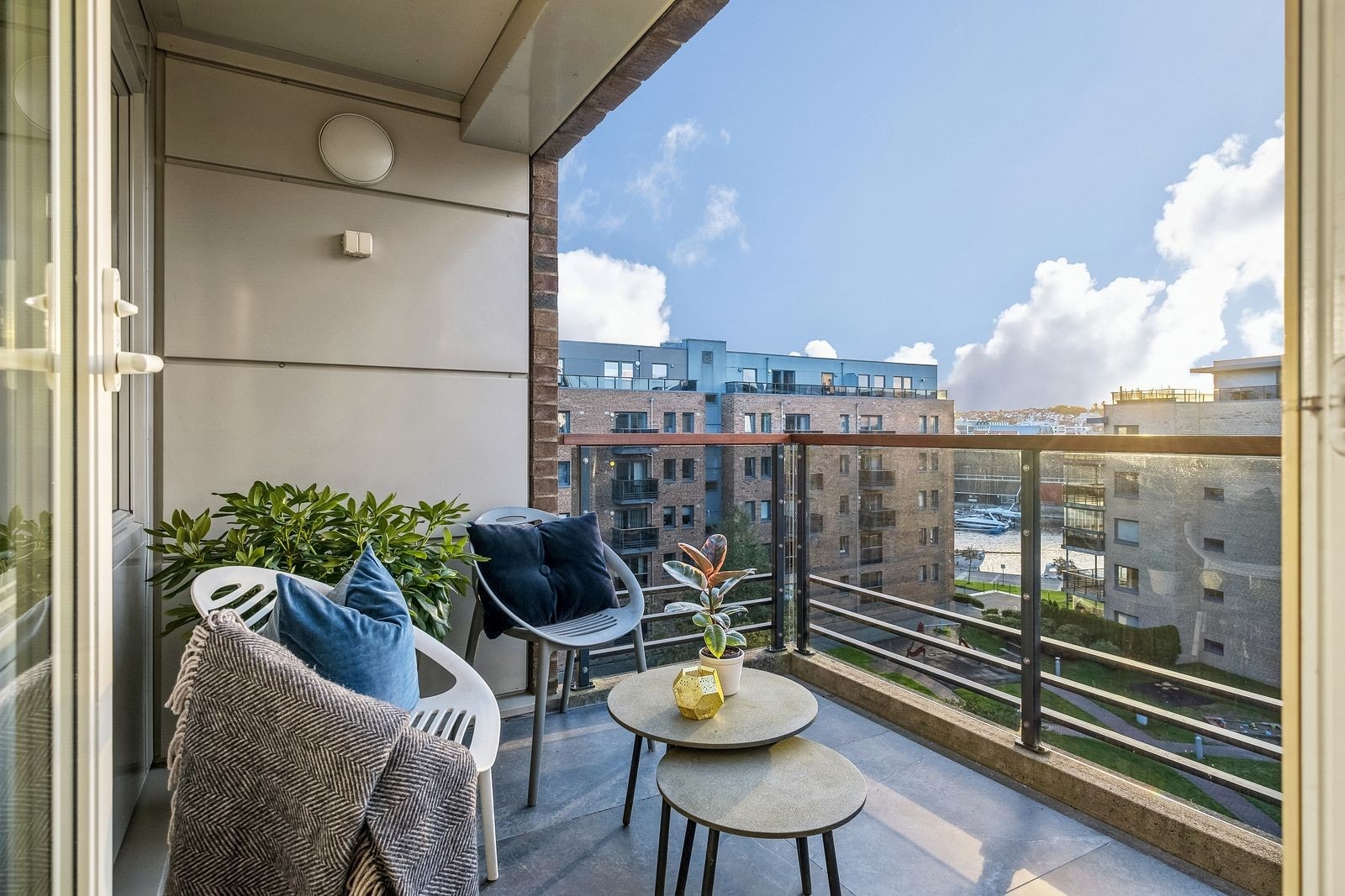 Vest-vendt balkong med gode solforhold ettermiddag - og kveld, samt fin utsikt. Galleribilde