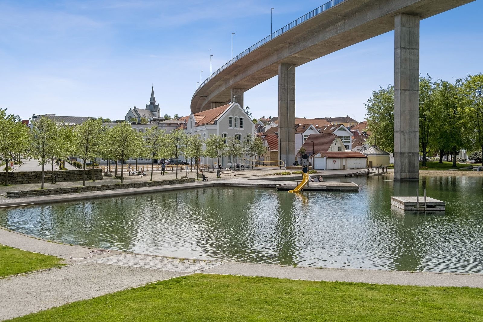 Badedammen ligger like utenfor komplekset. Galleribilde