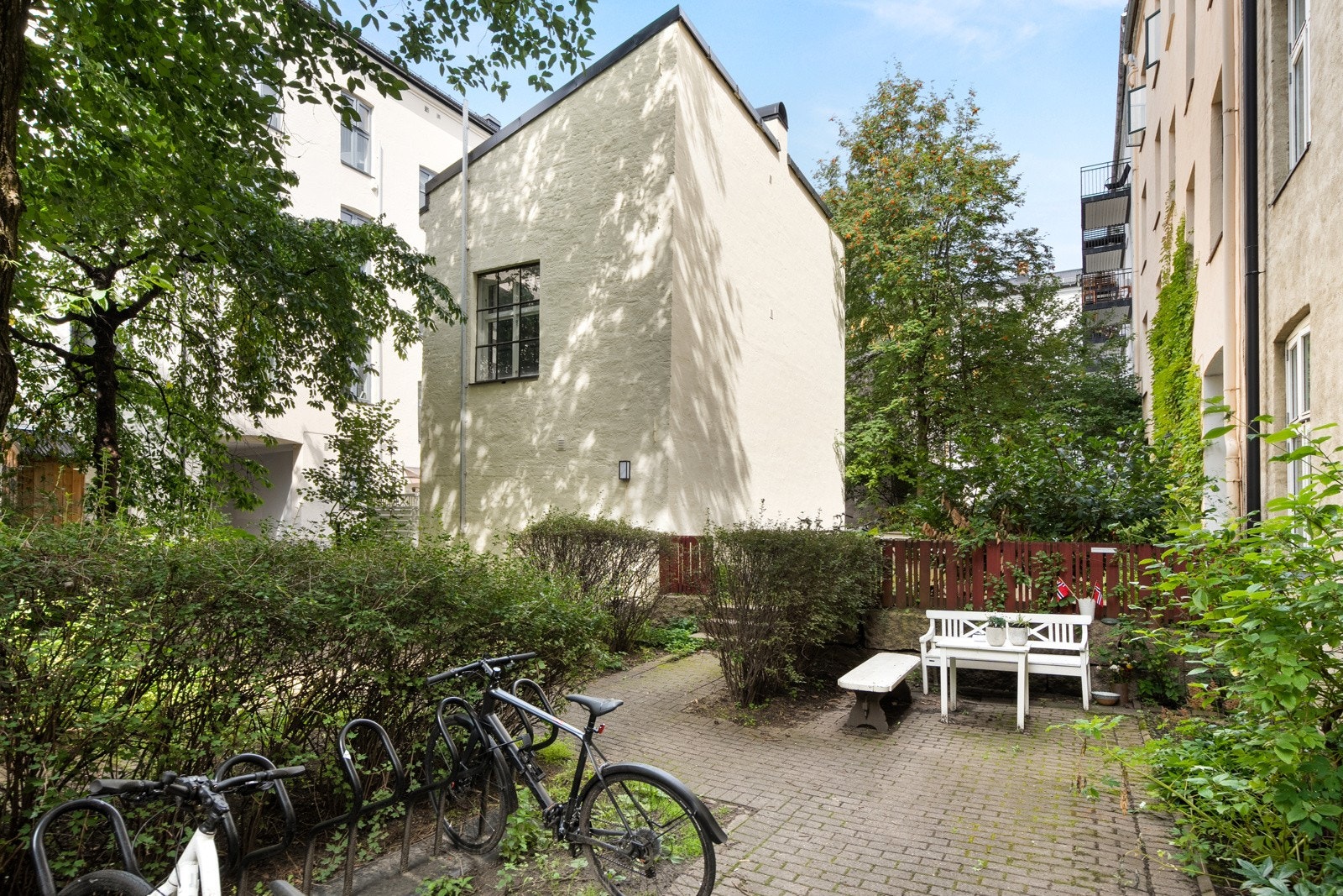 Trygg parkering for sykkelen. Galleribilde