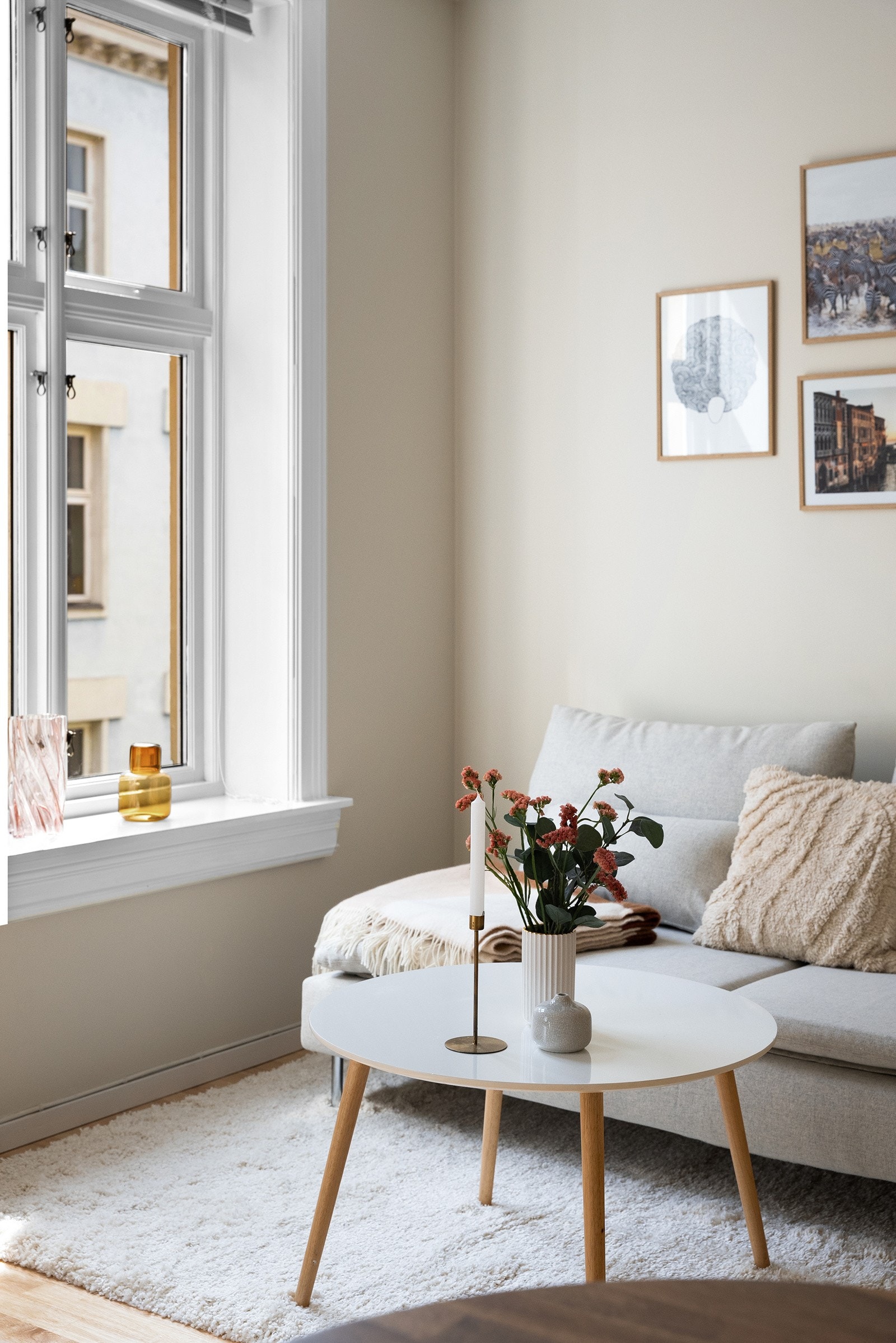 Store, klassiske vinduer gir godt med naturlig lys. De dype vinduskarmene egner seg ypperlig for blomster, lysestaker og diverse pynt. Galleribilde