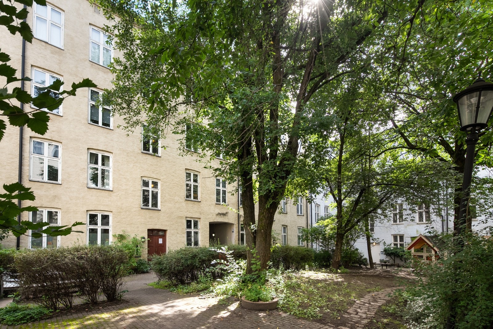 Bakgården er pent opparbeidet og deles av beboerne i de ulike byggene som omkranser den. Galleribilde